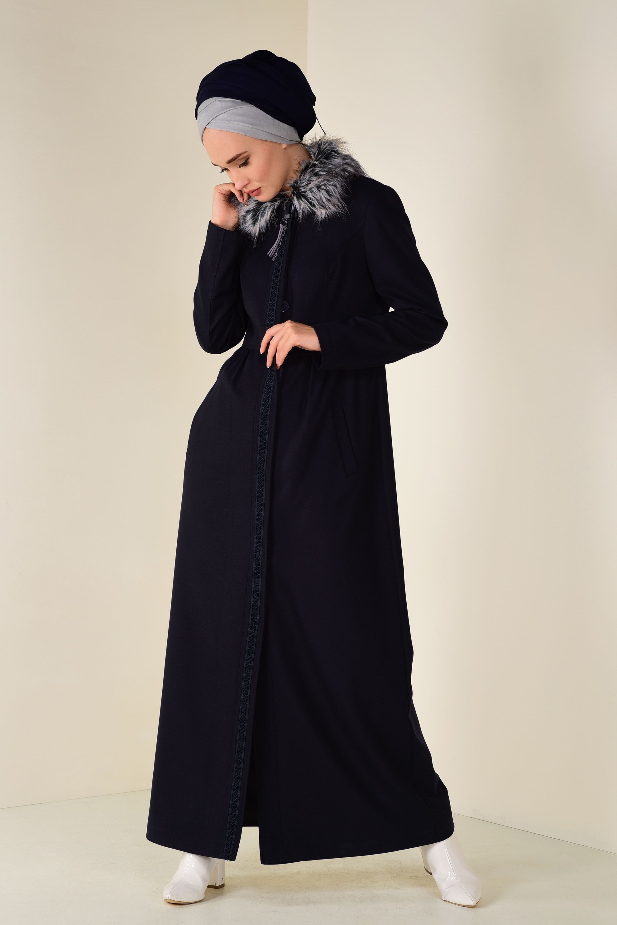 Tesettür giyim LACİVERT YAKASI KÜRK DETAYLI FERMUARLI MANTO 9760