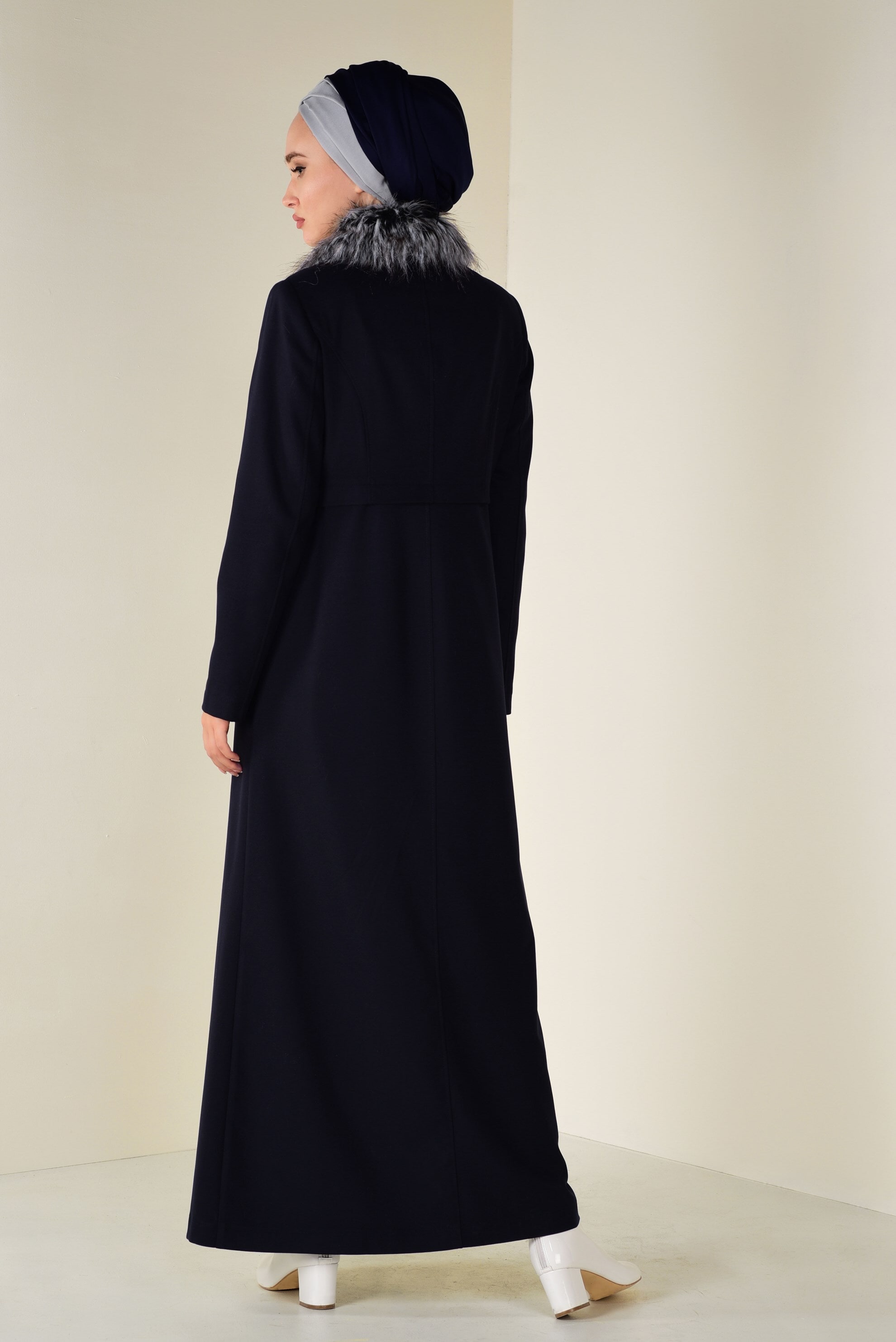 Tesettür giyim LACİVERT YAKASI KÜRK DETAYLI FERMUARLI MANTO 9760