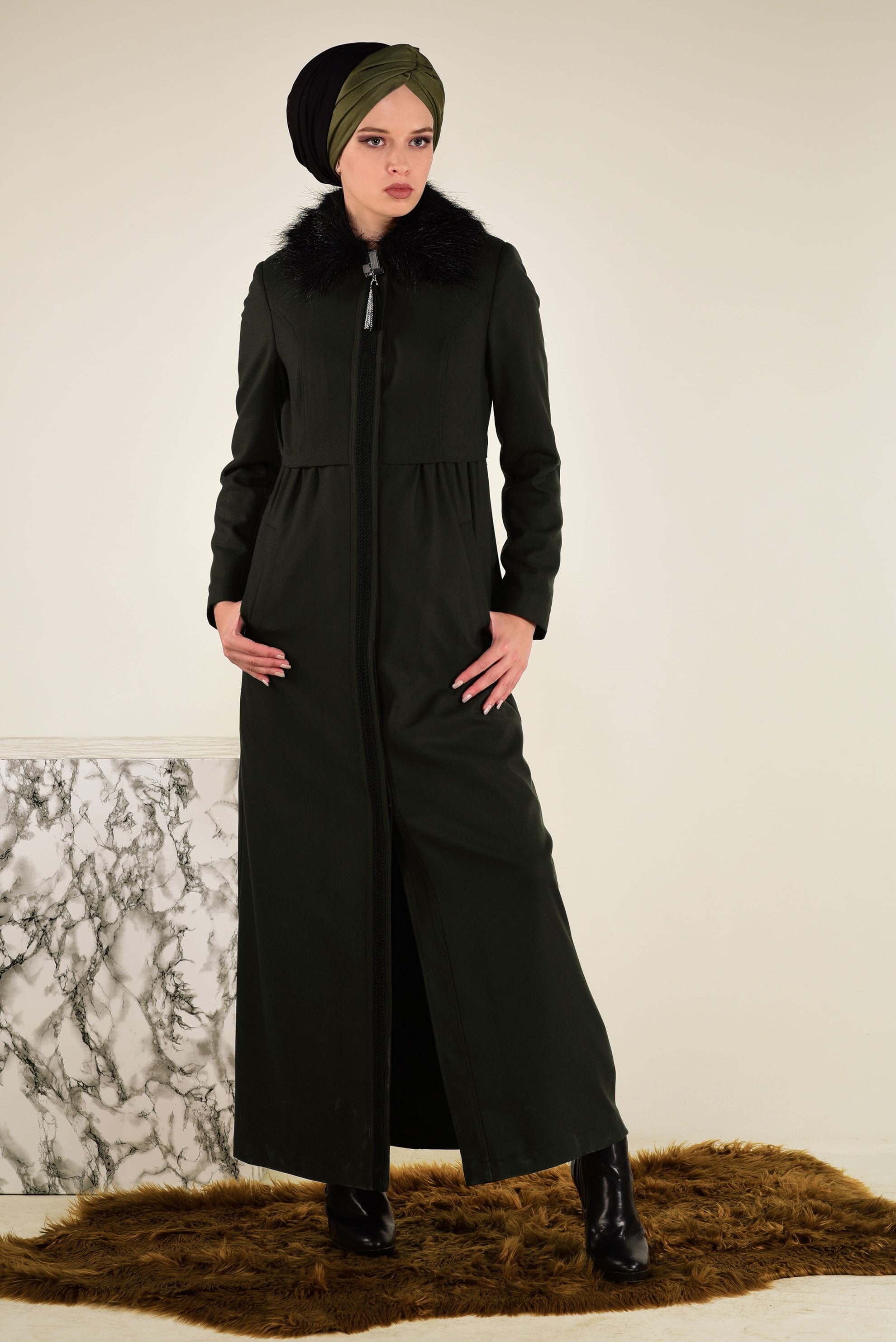 Tesettür giyim HAKİ YAKASI KÜRK DETAYLI FERMUARLI MANTO 9760