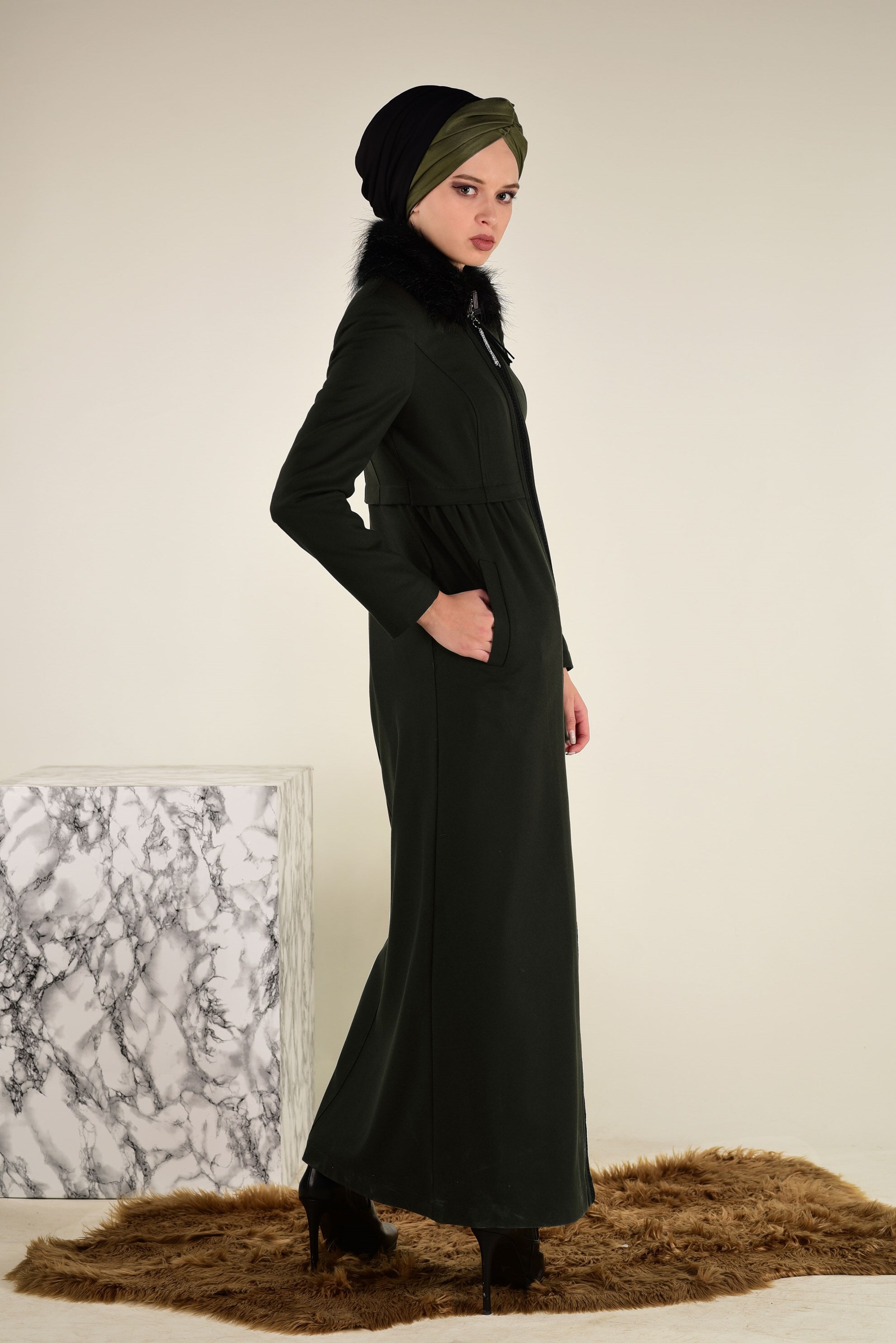 Tesettür giyim HAKİ YAKASI KÜRK DETAYLI FERMUARLI MANTO 9760