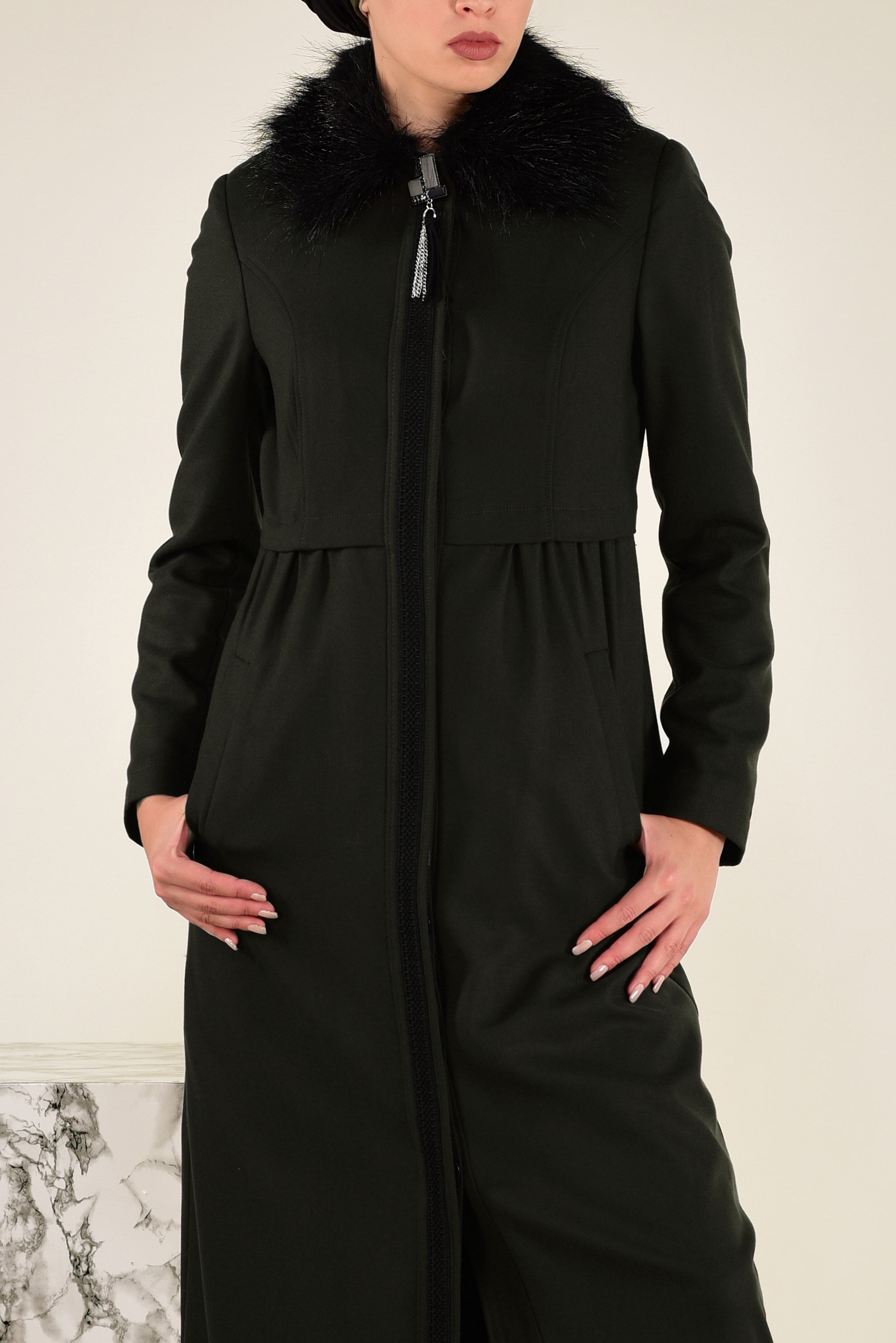 Tesettür giyim HAKİ YAKASI KÜRK DETAYLI FERMUARLI MANTO 9760