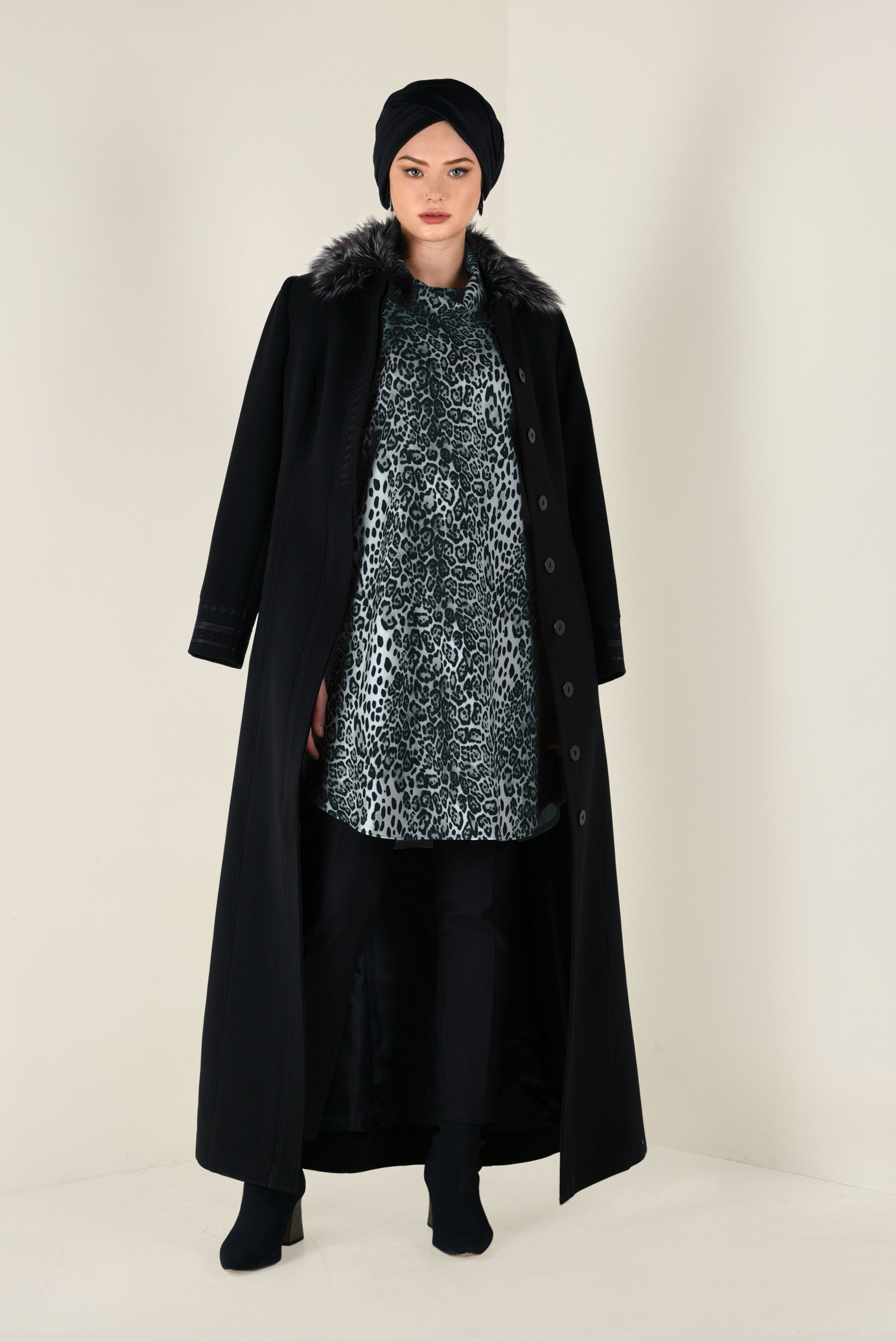 Vêtements hijab NOIR MANTEAU LONG À BRODÉ À COL EN FOURRURE 9769 
