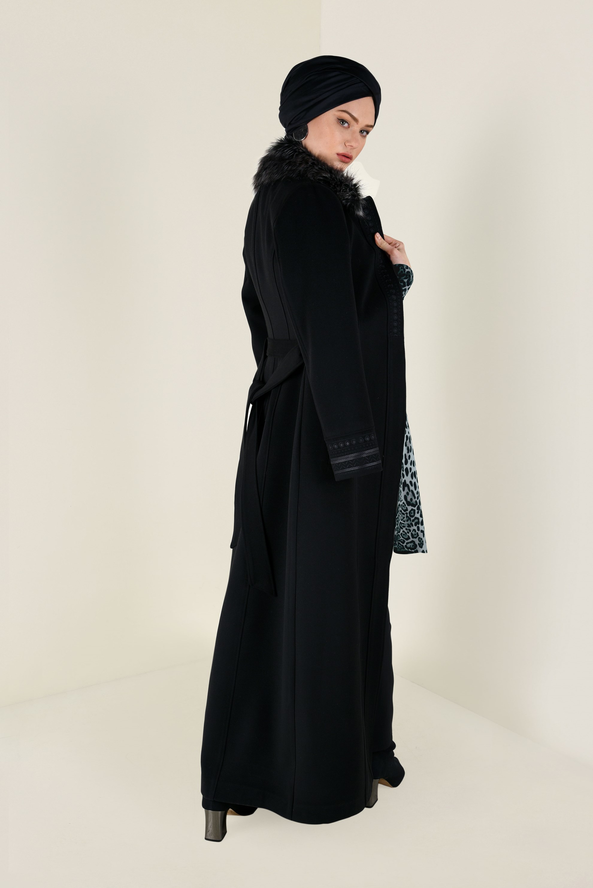 Vêtements hijab NOIR MANTEAU LONG À BRODÉ À COL EN FOURRURE 9769 