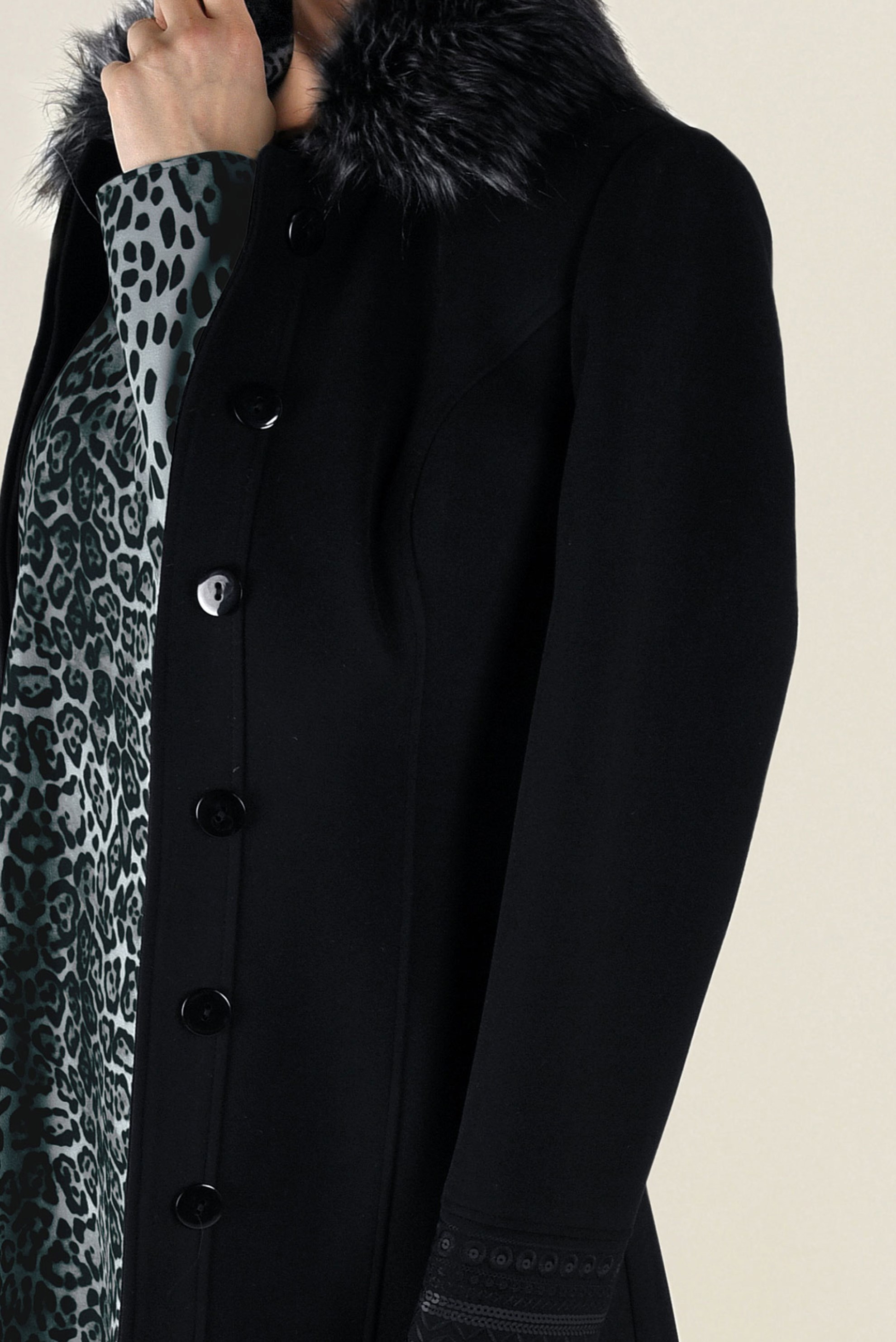 Vêtements hijab NOIR MANTEAU LONG À BRODÉ À COL EN FOURRURE 9769 