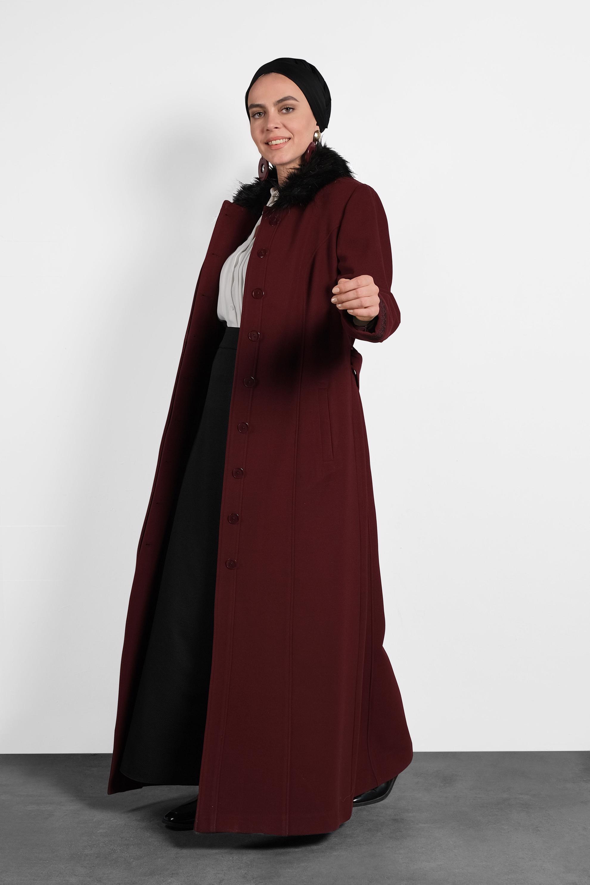 Tesettür giyim BORDO YAKASI KÜRKLÜ İŞLEMELİ UZUN KAŞE MANTO 9769