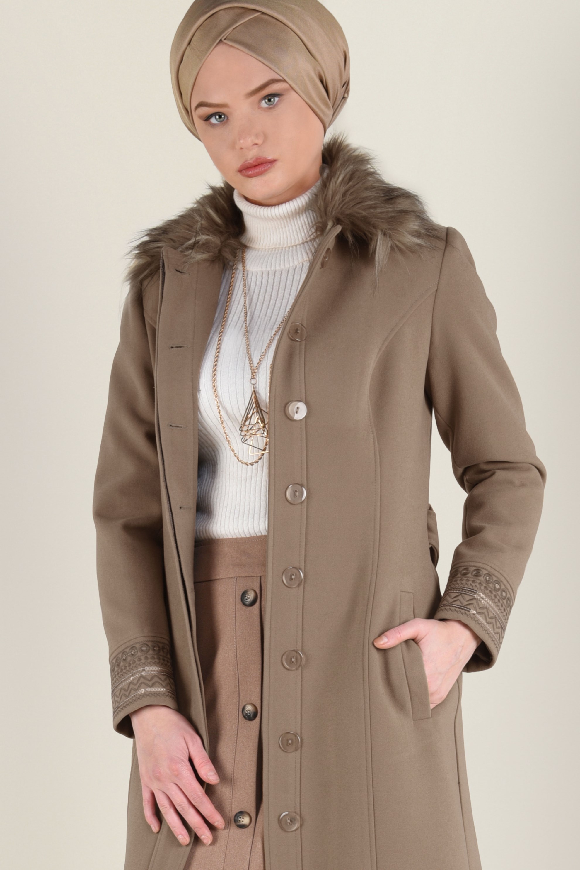 Tesettür giyim KAHVE YAKASI KÜRKLÜ İŞLEMELİ UZUN KAŞE MANTO 9769