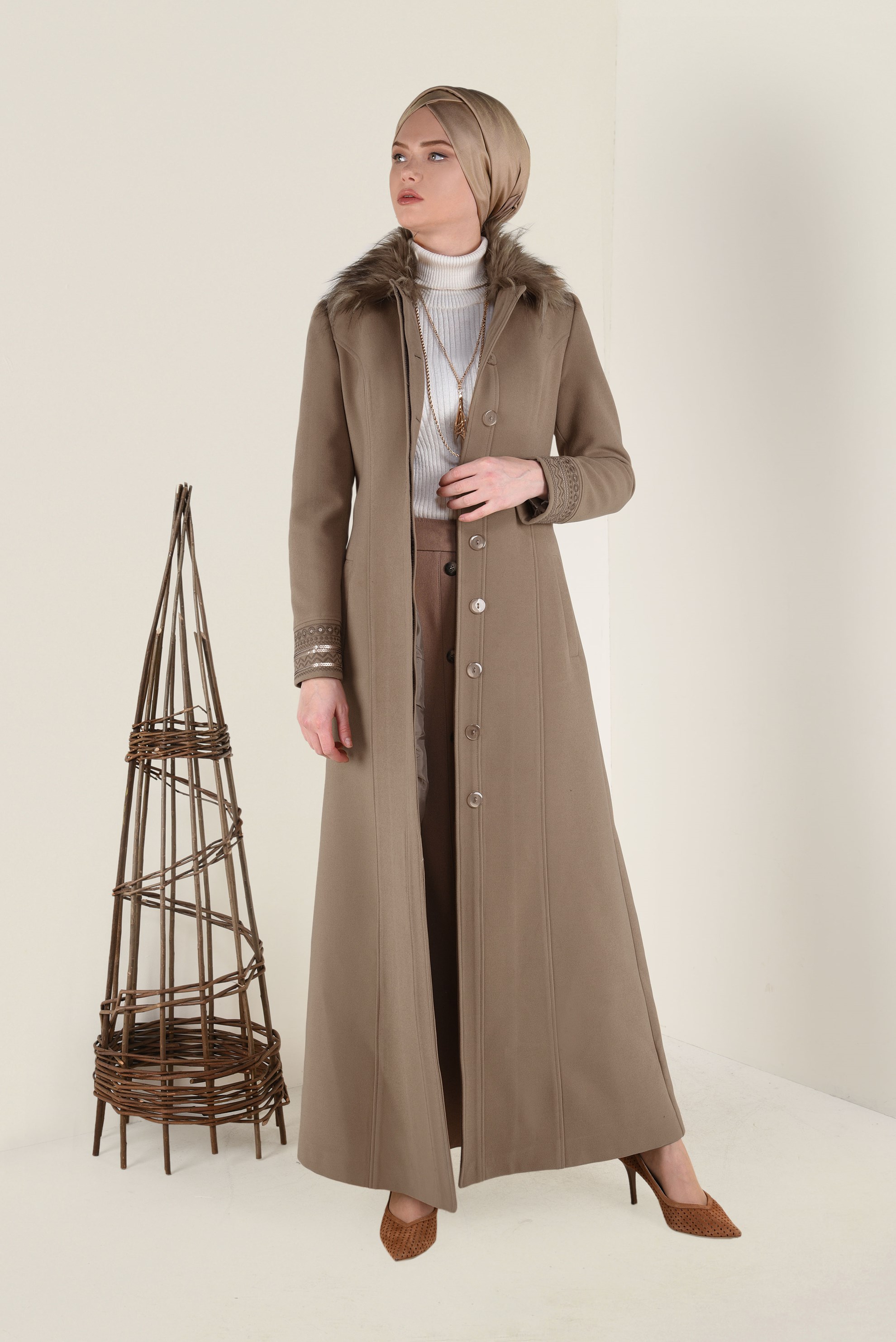 Tesettür giyim KAHVE YAKASI KÜRKLÜ İŞLEMELİ UZUN KAŞE MANTO 9769