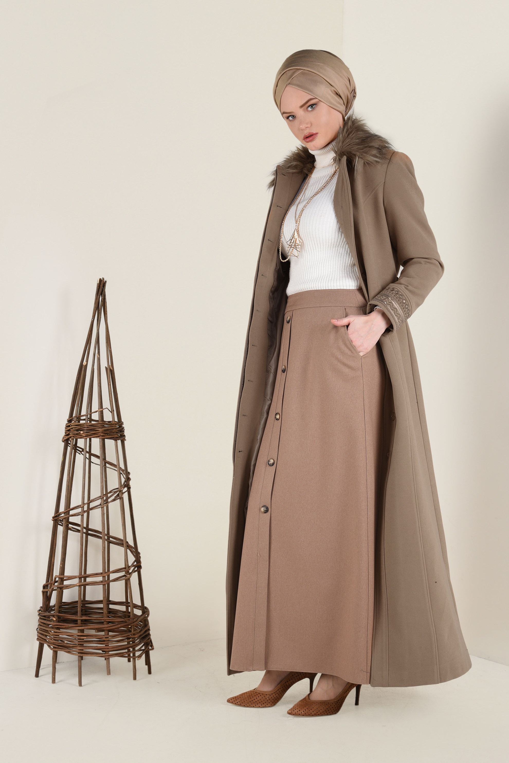 Tesettür giyim KAHVE YAKASI KÜRKLÜ İŞLEMELİ UZUN KAŞE MANTO 9769