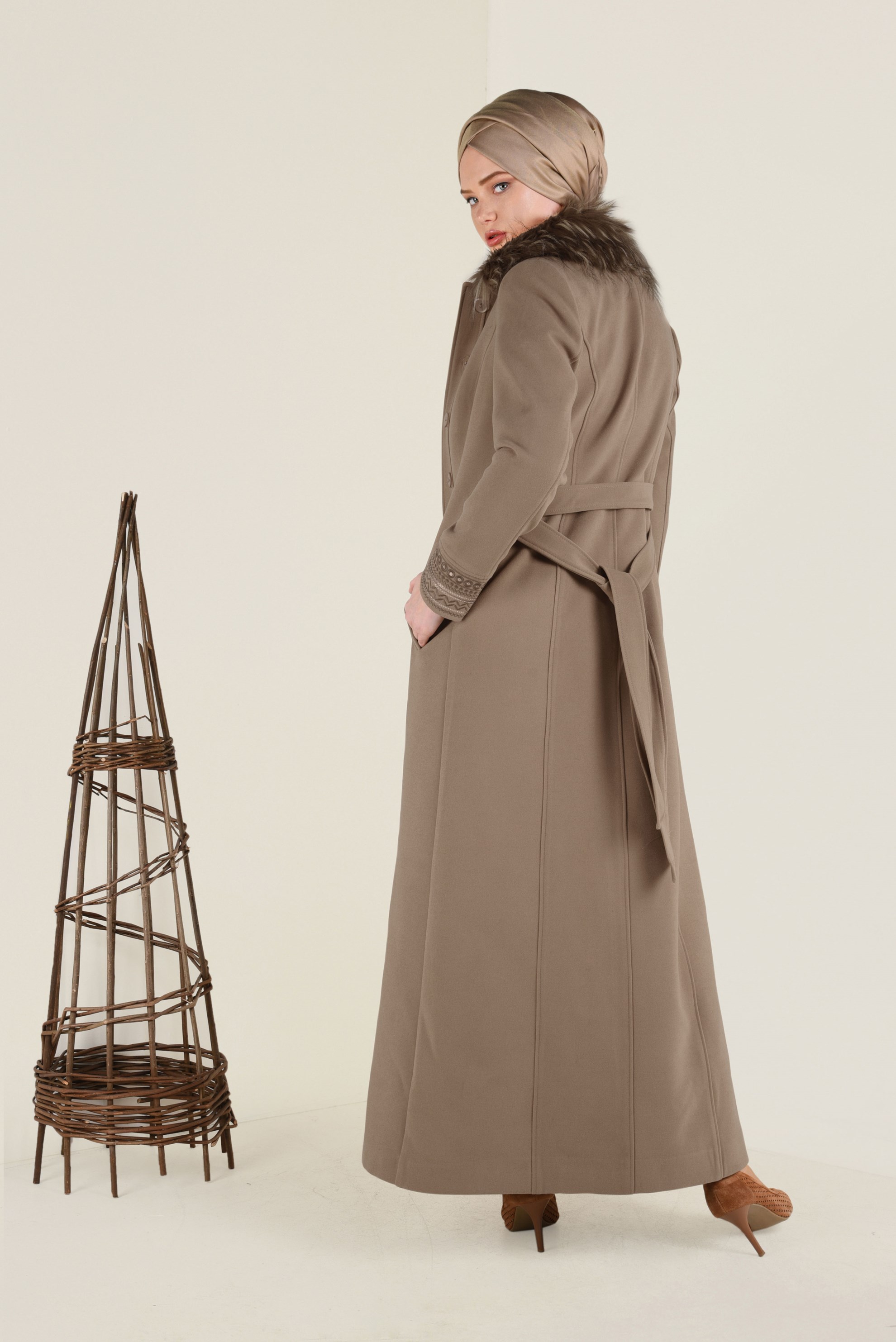 Tesettür giyim KAHVE YAKASI KÜRKLÜ İŞLEMELİ UZUN KAŞE MANTO 9769