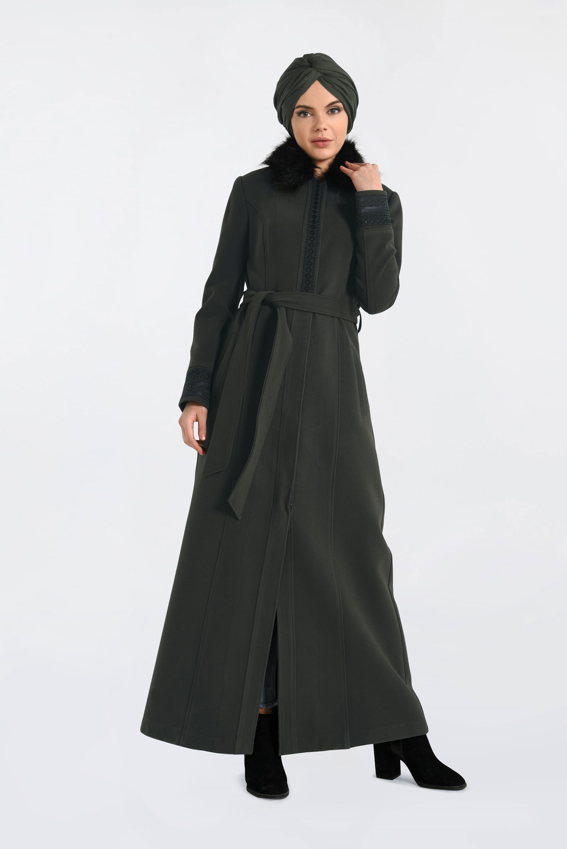 Tesettür giyim HAKİ YAKASI KÜRKLÜ İŞLEMELİ UZUN KAŞE MANTO 9769