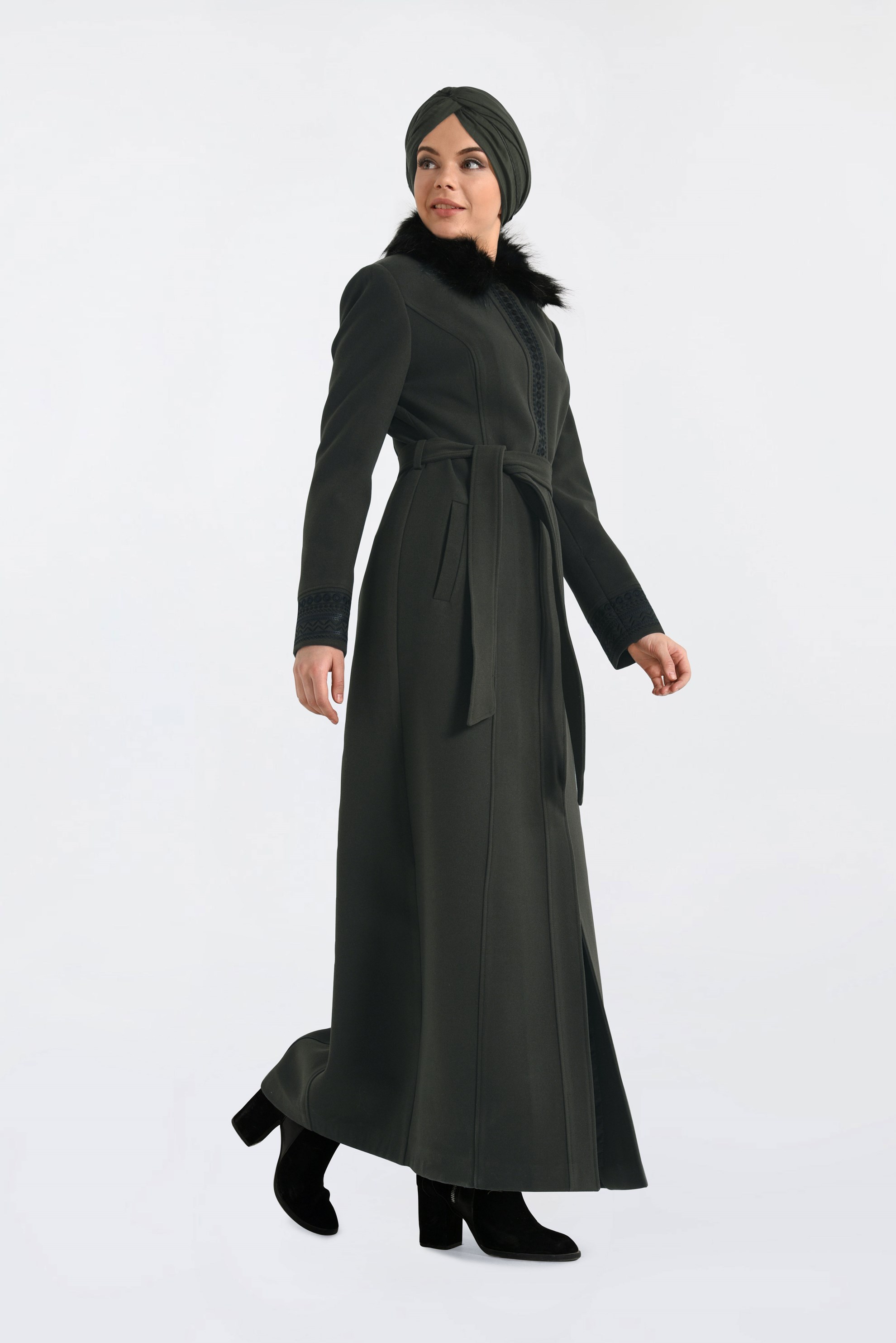 Tesettür giyim HAKİ YAKASI KÜRKLÜ İŞLEMELİ UZUN KAŞE MANTO 9769