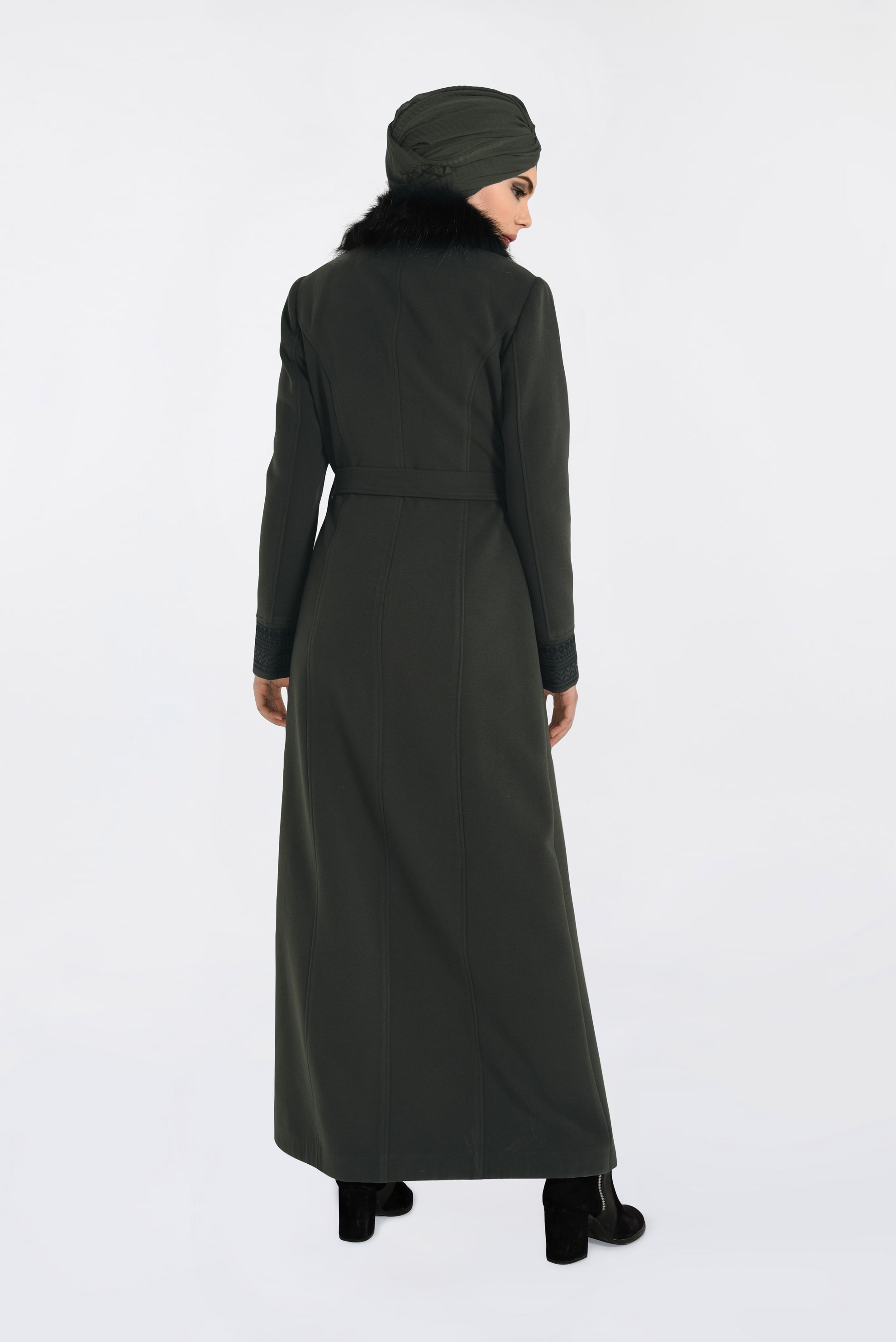 Tesettür giyim HAKİ YAKASI KÜRKLÜ İŞLEMELİ UZUN KAŞE MANTO 9769