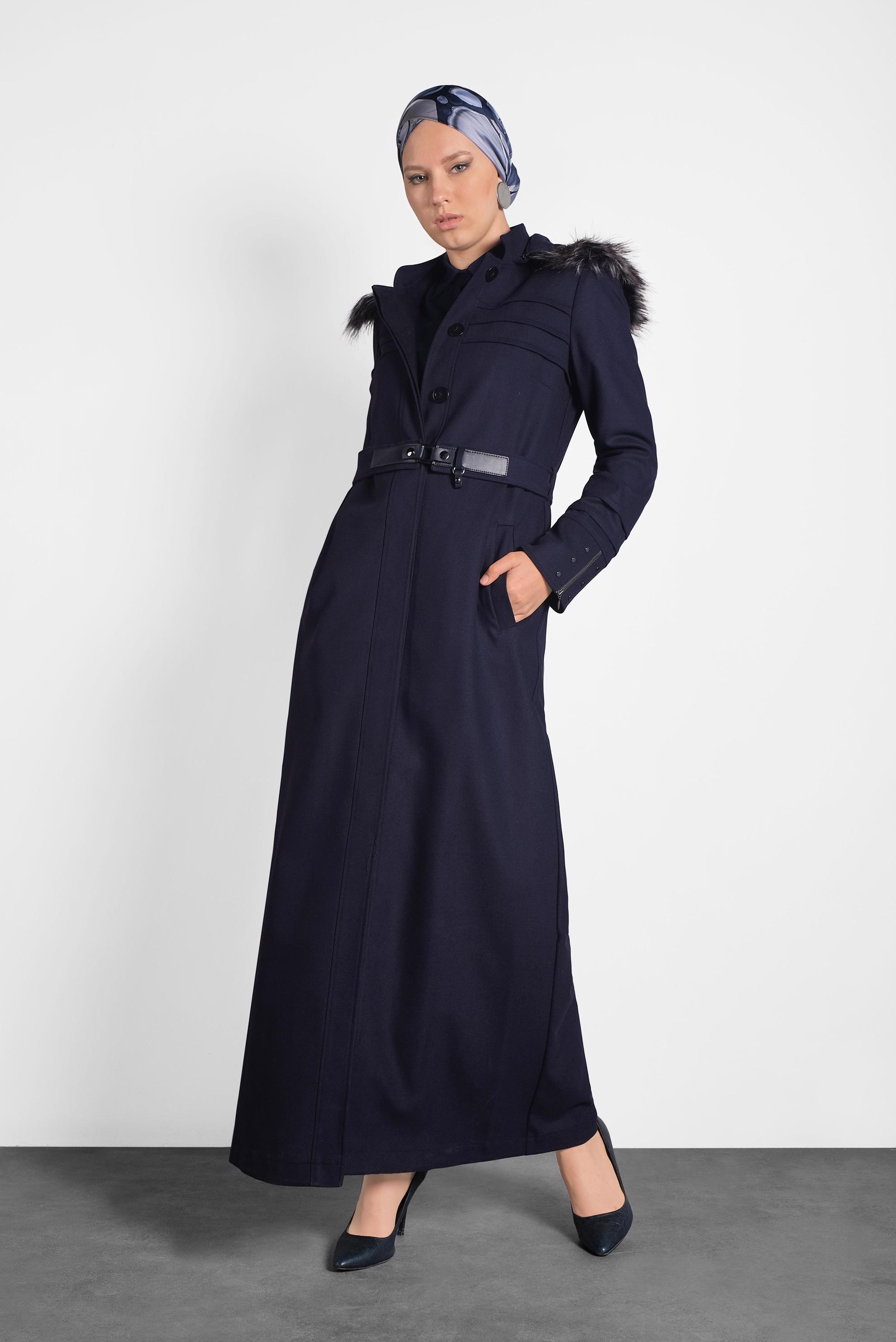 Tesettür giyim LACİVERT KAPÜŞONU SUNİ KÜRK DETAYLI MANTO 9770 