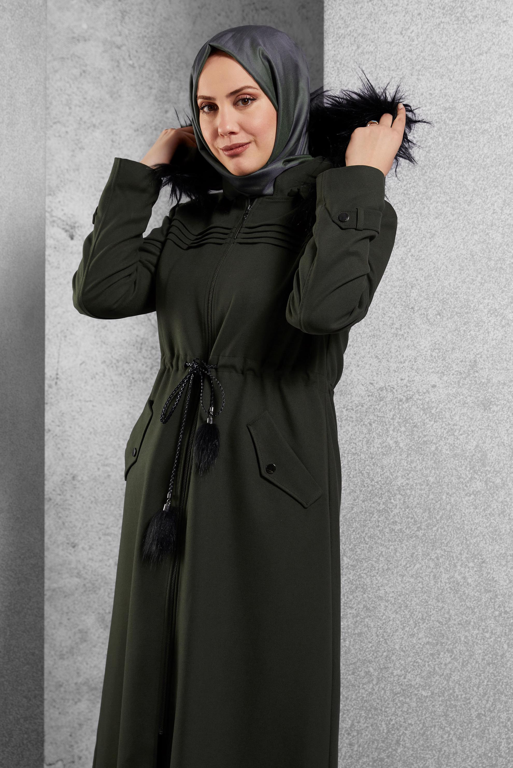 Tesettür giyim HAKİ KAPÜŞONLU SUNİ KÜRK DETAYLI MANTO 9771 