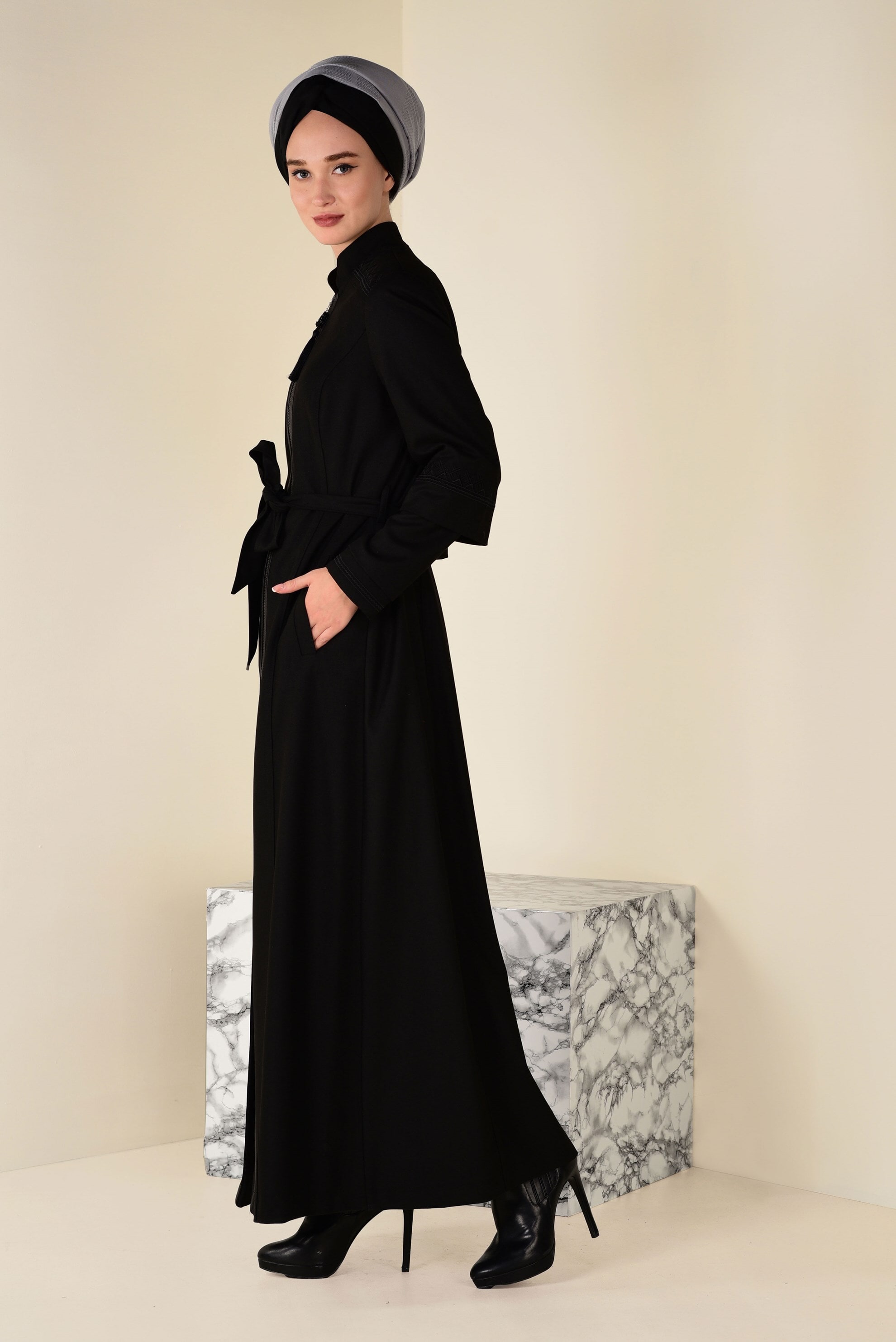 Tesettür giyim SİYAH BELDEN KUŞAKLI DERİ DETAYLI MANTO 9772 