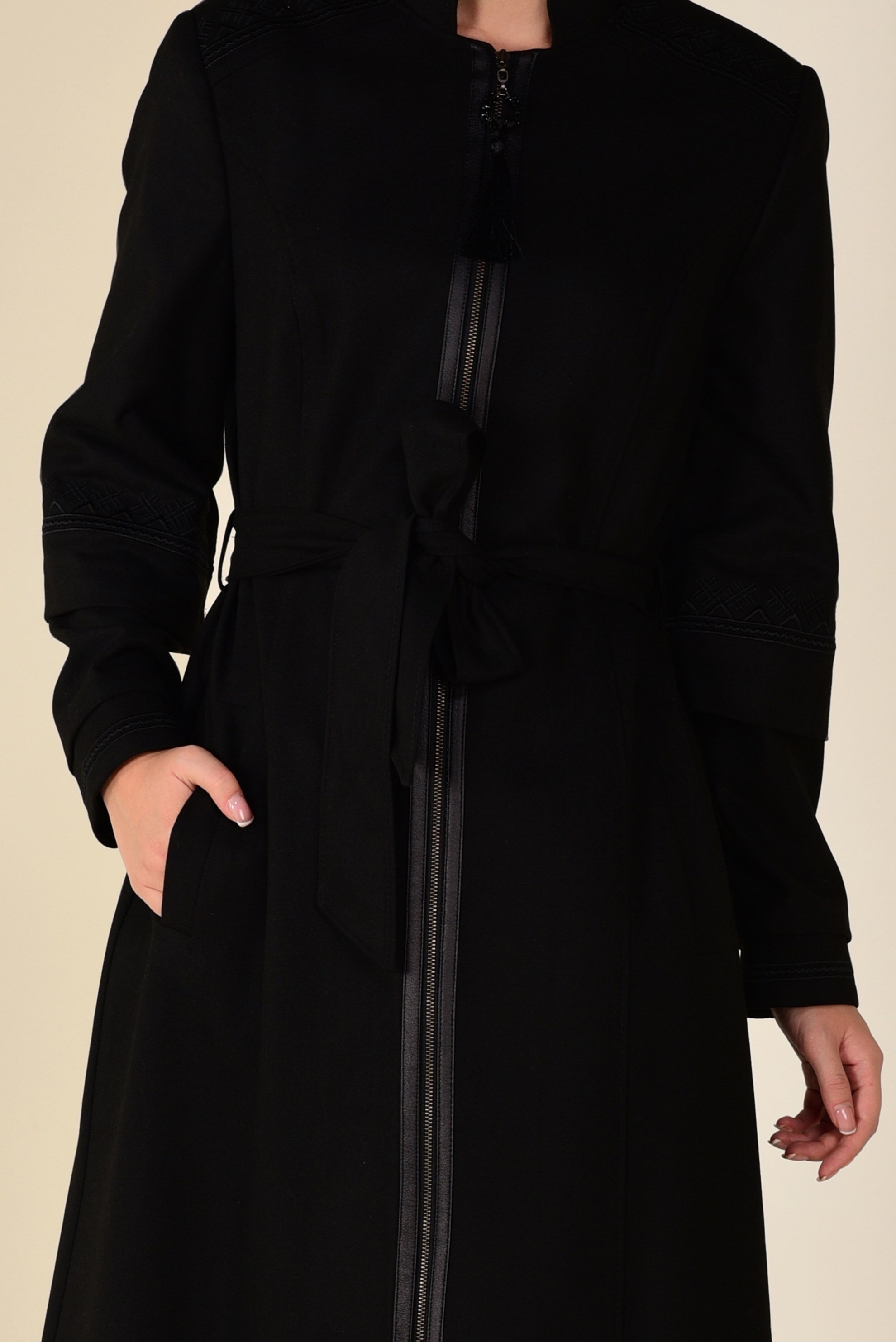 Tesettür giyim SİYAH BELDEN KUŞAKLI DERİ DETAYLI MANTO 9772 