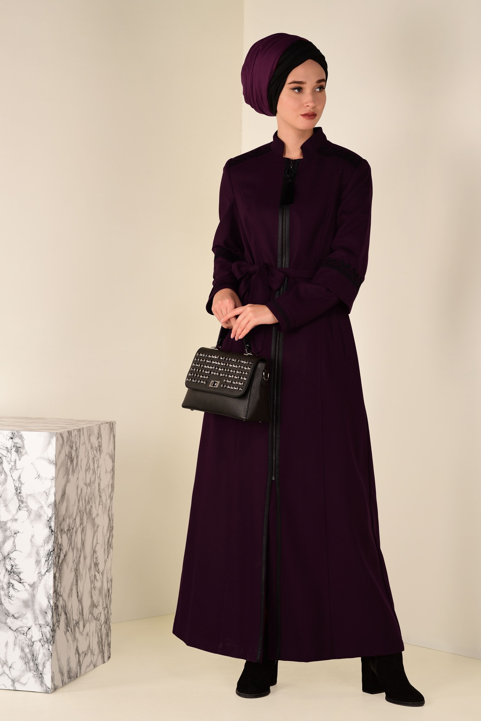 Tesettür giyim BORDO BELDEN KUŞAKLI DERİ DETAYLI MANTO 9772 