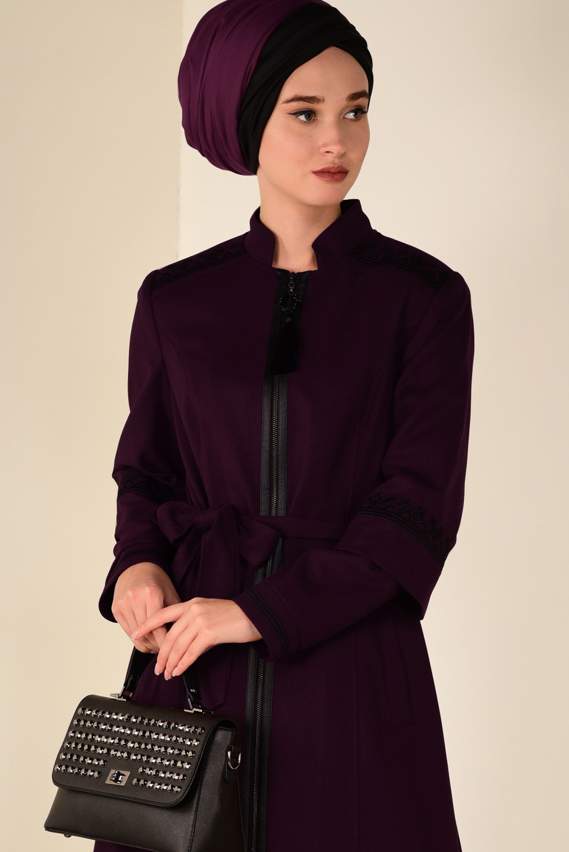 Tesettür giyim BORDO BELDEN KUŞAKLI DERİ DETAYLI MANTO 9772 