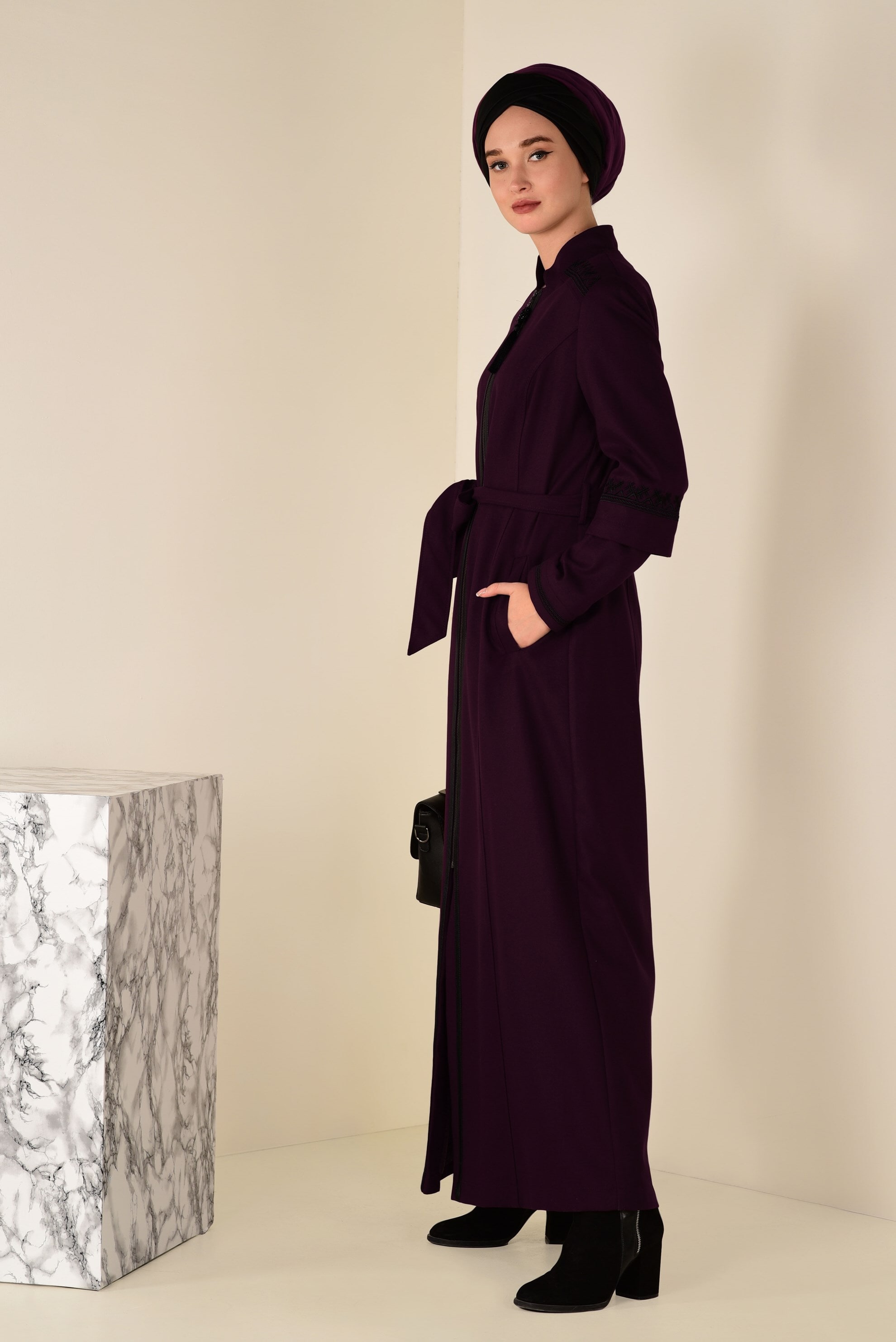 Tesettür giyim BORDO BELDEN KUŞAKLI DERİ DETAYLI MANTO 9772 