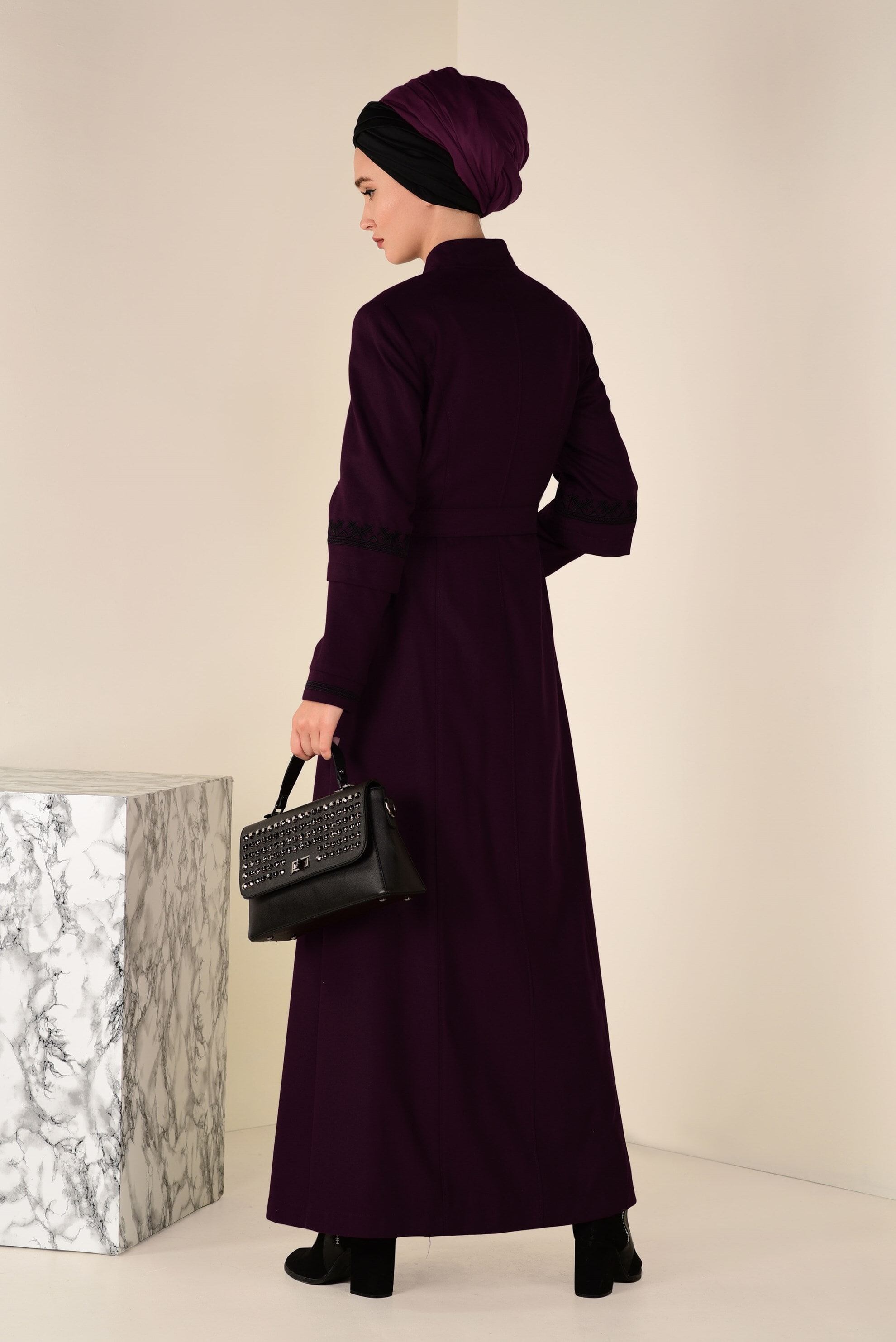 Tesettür giyim BORDO BELDEN KUŞAKLI DERİ DETAYLI MANTO 9772 