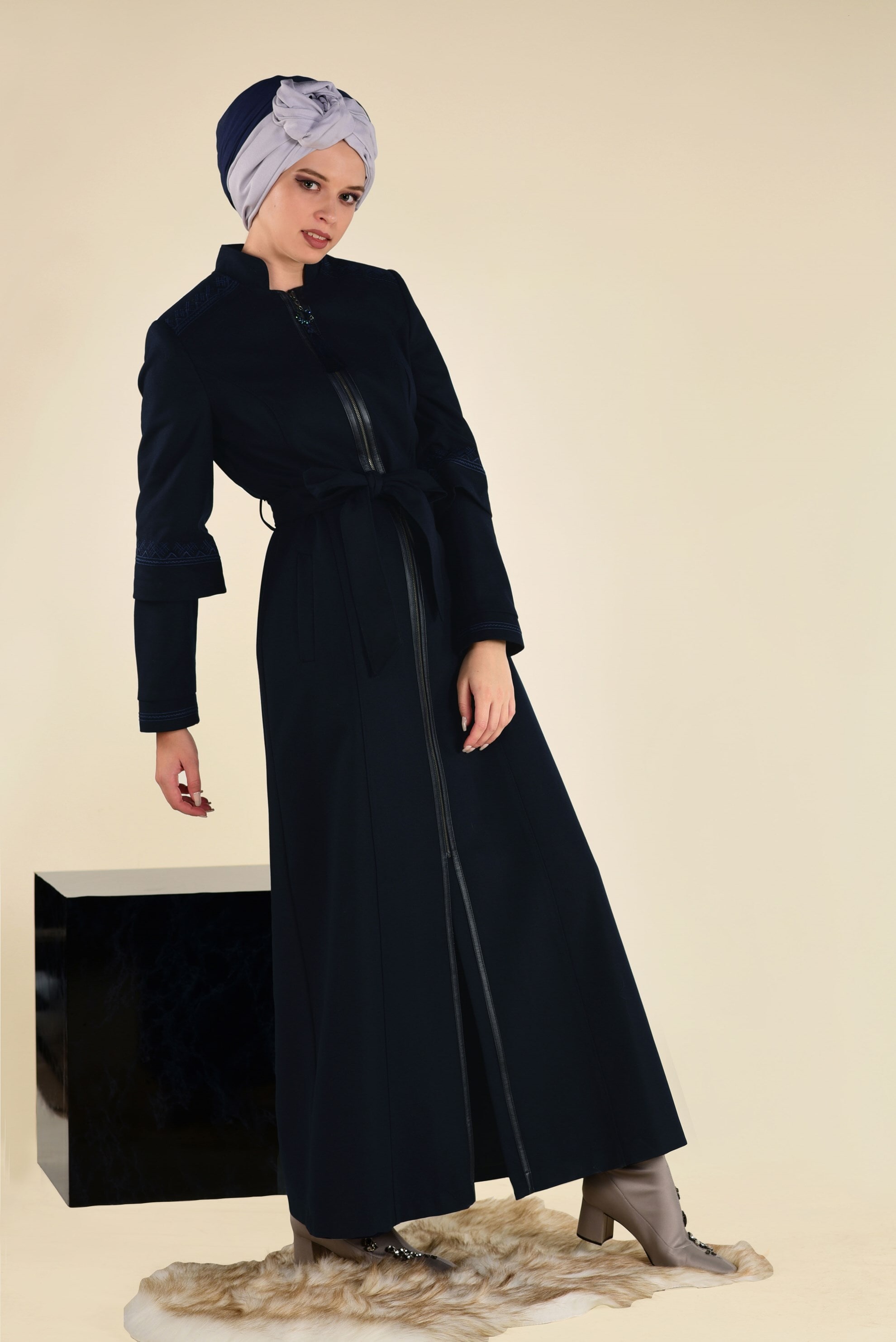 Tesettür giyim LACİVERT BELDEN KUŞAKLI DERİ DETAYLI MANTO 9772 