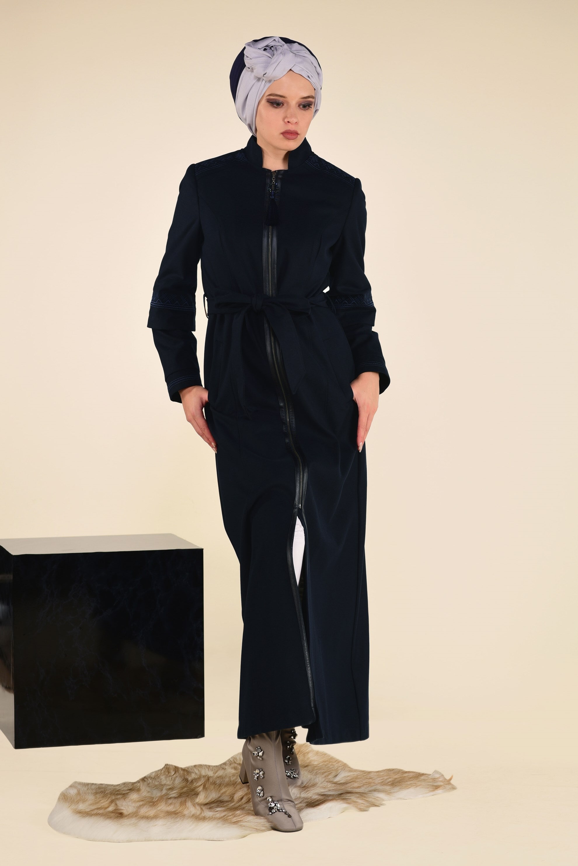 Tesettür giyim LACİVERT BELDEN KUŞAKLI DERİ DETAYLI MANTO 9772 