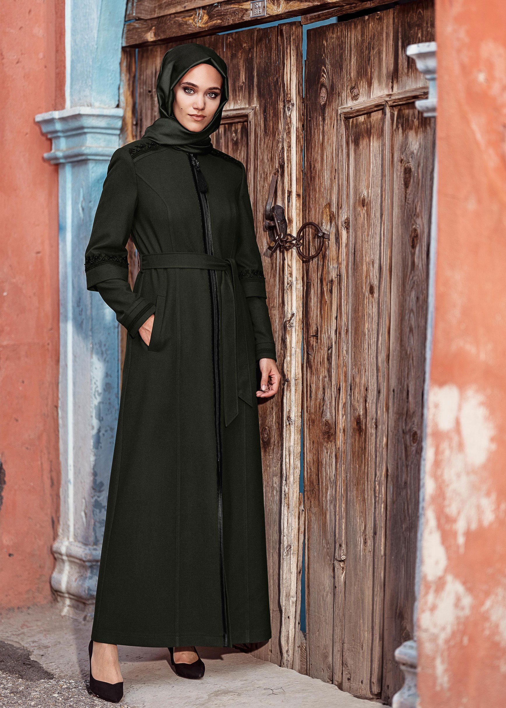 Tesettür giyim HAKİ BELDEN KUŞAKLI DERİ DETAYLI MANTO 9772 