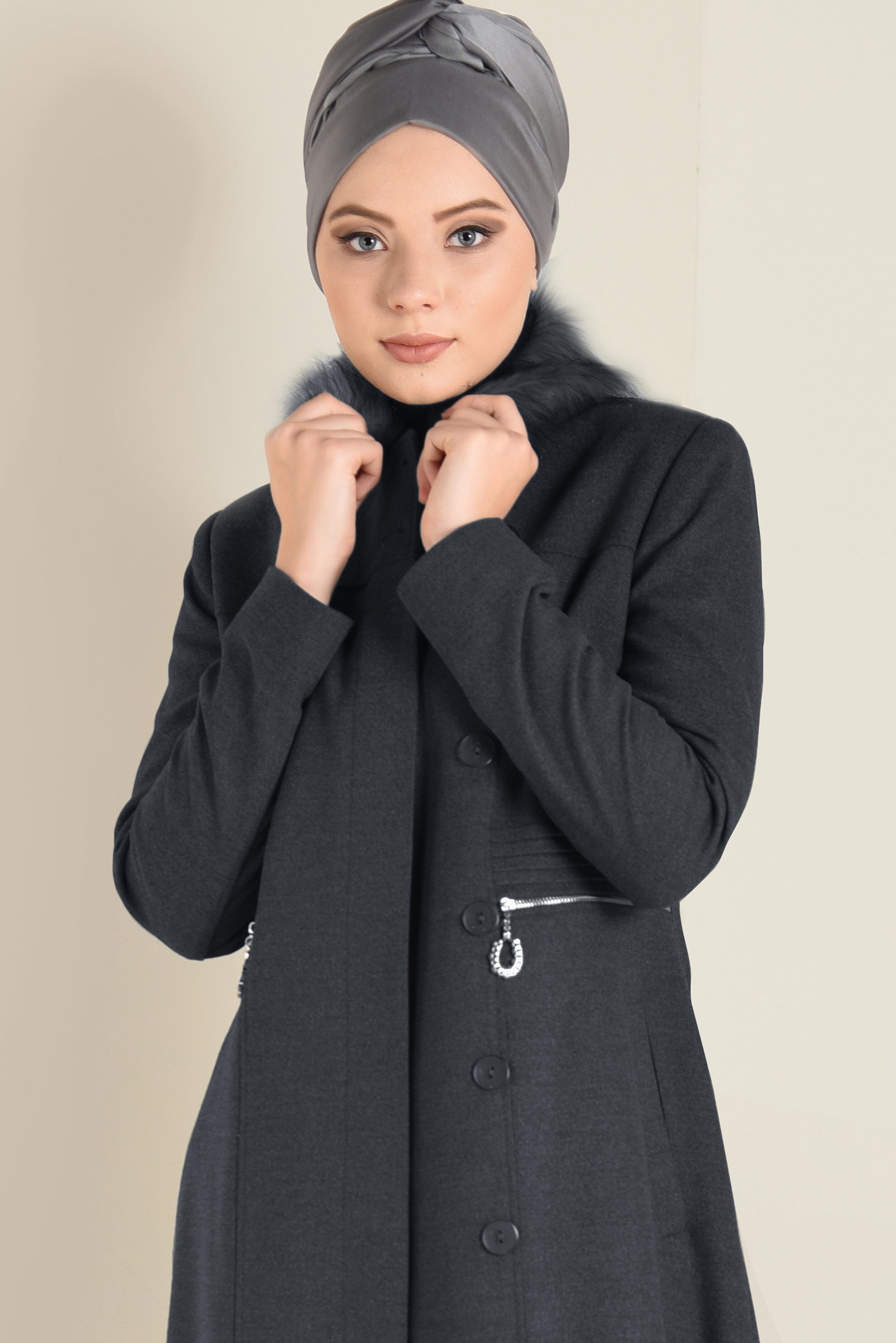 Tesettür giyim GRİ SUNİ KÜRK DETAYLI DÜĞMELİ MANTO 9788