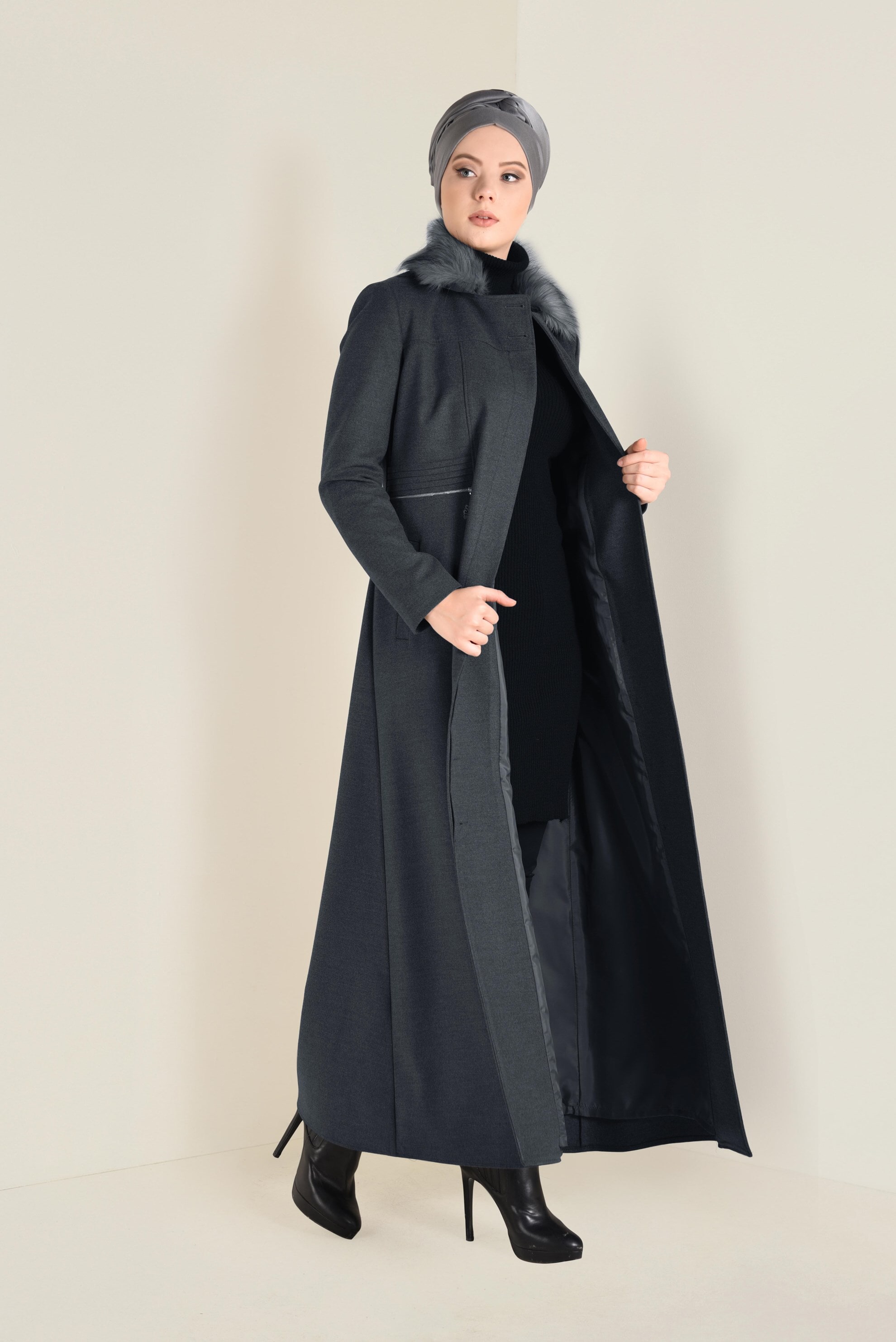 Tesettür giyim GRİ SUNİ KÜRK DETAYLI DÜĞMELİ MANTO 9788