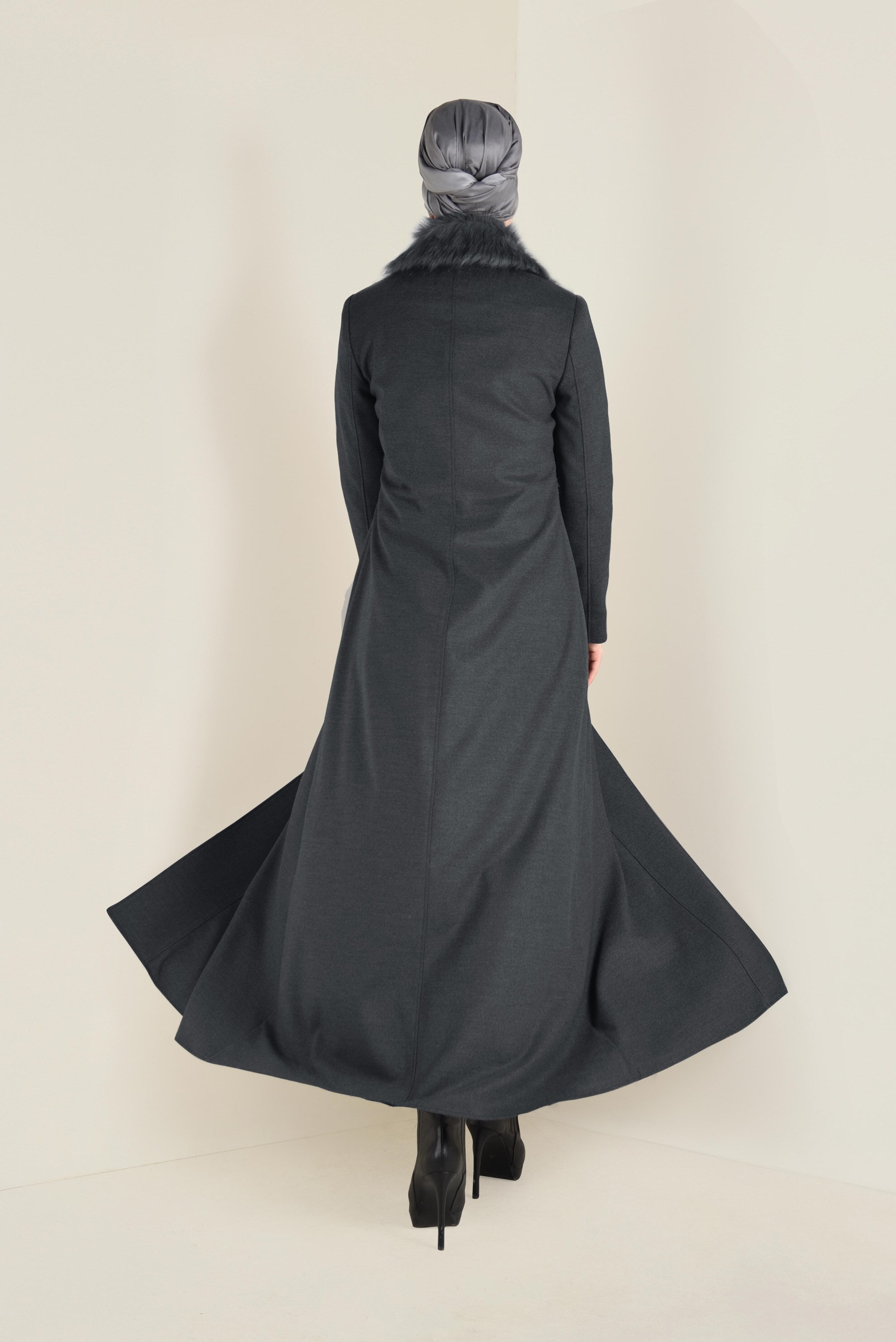 Tesettür giyim GRİ SUNİ KÜRK DETAYLI DÜĞMELİ MANTO 9788