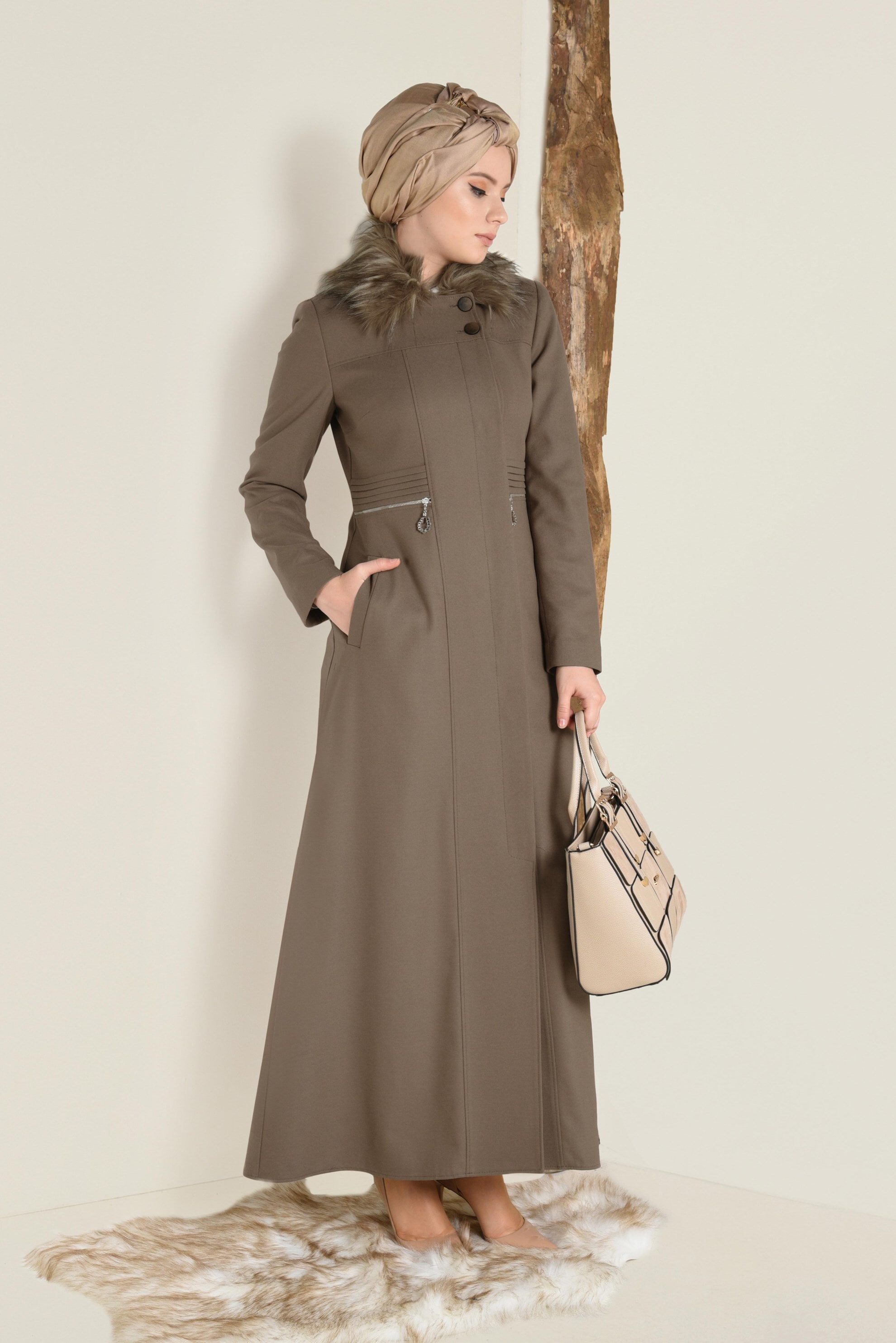 Tesettür giyim KAHVE SUNİ KÜRK DETAYLI DÜĞMELİ MANTO 9788