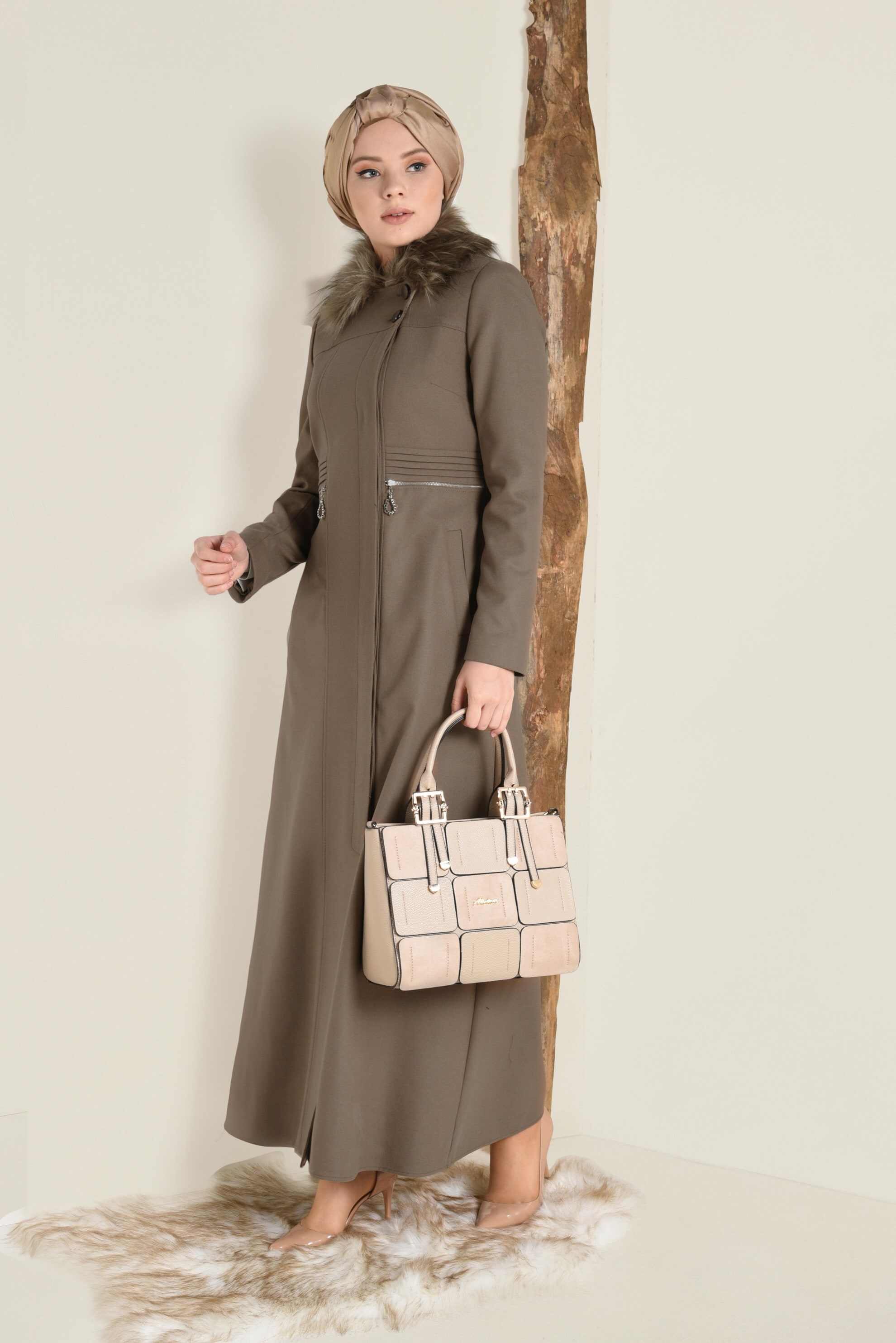 Tesettür giyim KAHVE SUNİ KÜRK DETAYLI DÜĞMELİ MANTO 9788