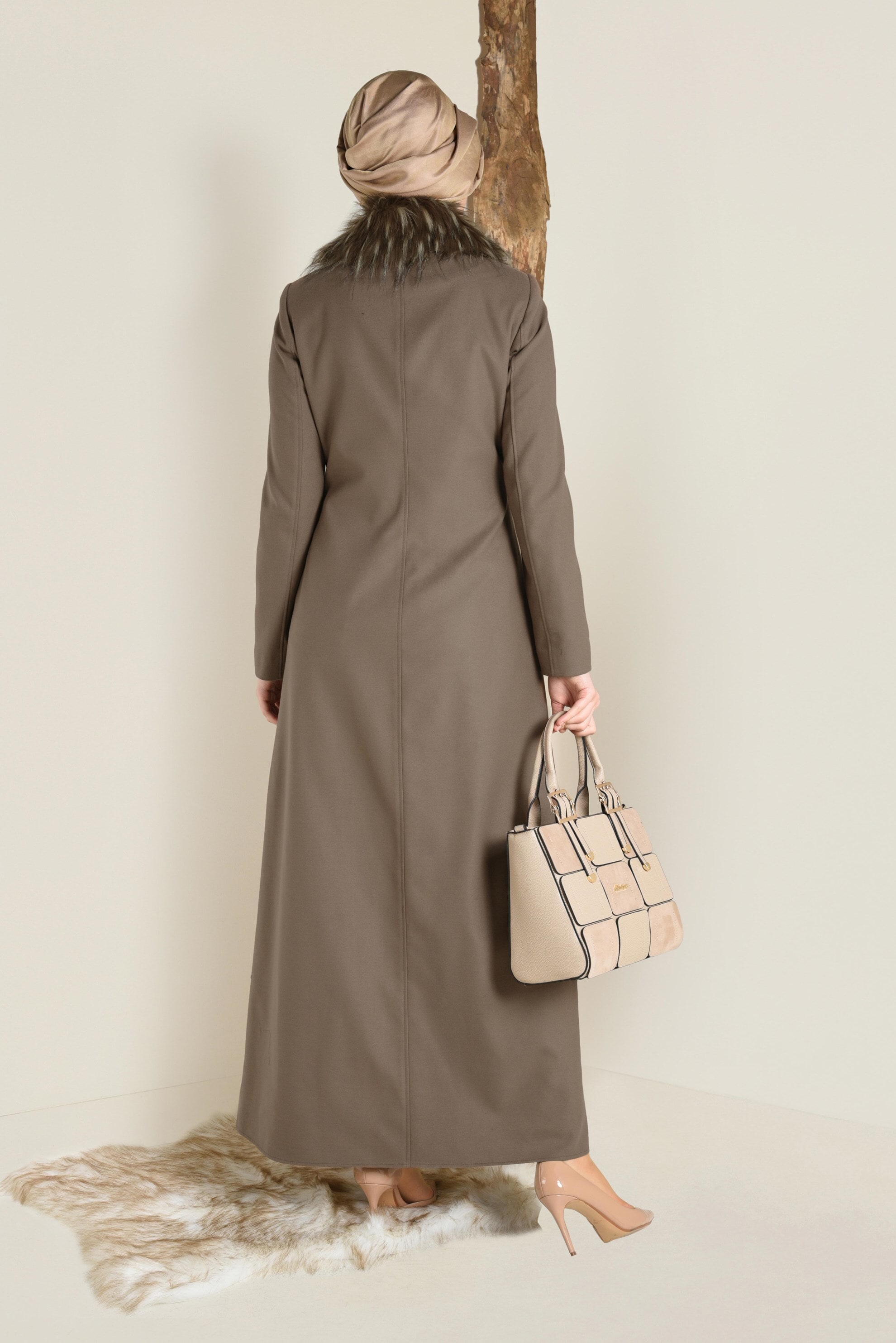 Tesettür giyim KAHVE SUNİ KÜRK DETAYLI DÜĞMELİ MANTO 9788