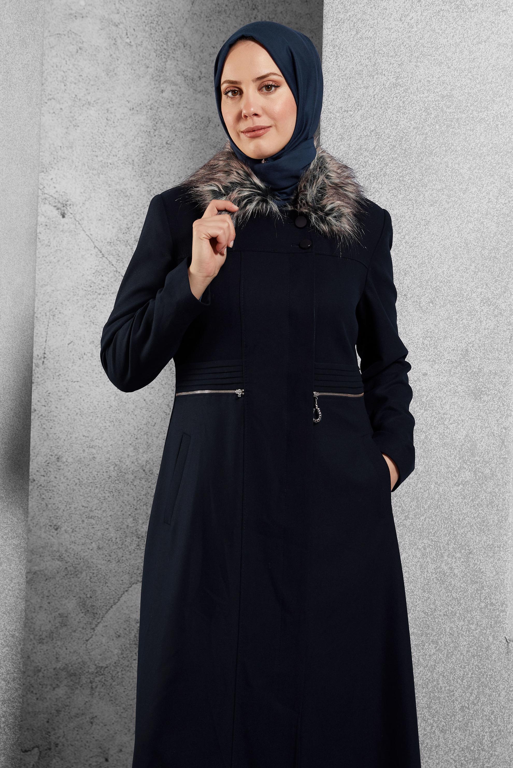 Tesettür giyim LACİVERT SUNİ KÜRK DETAYLI DÜĞMELİ MANTO 9788