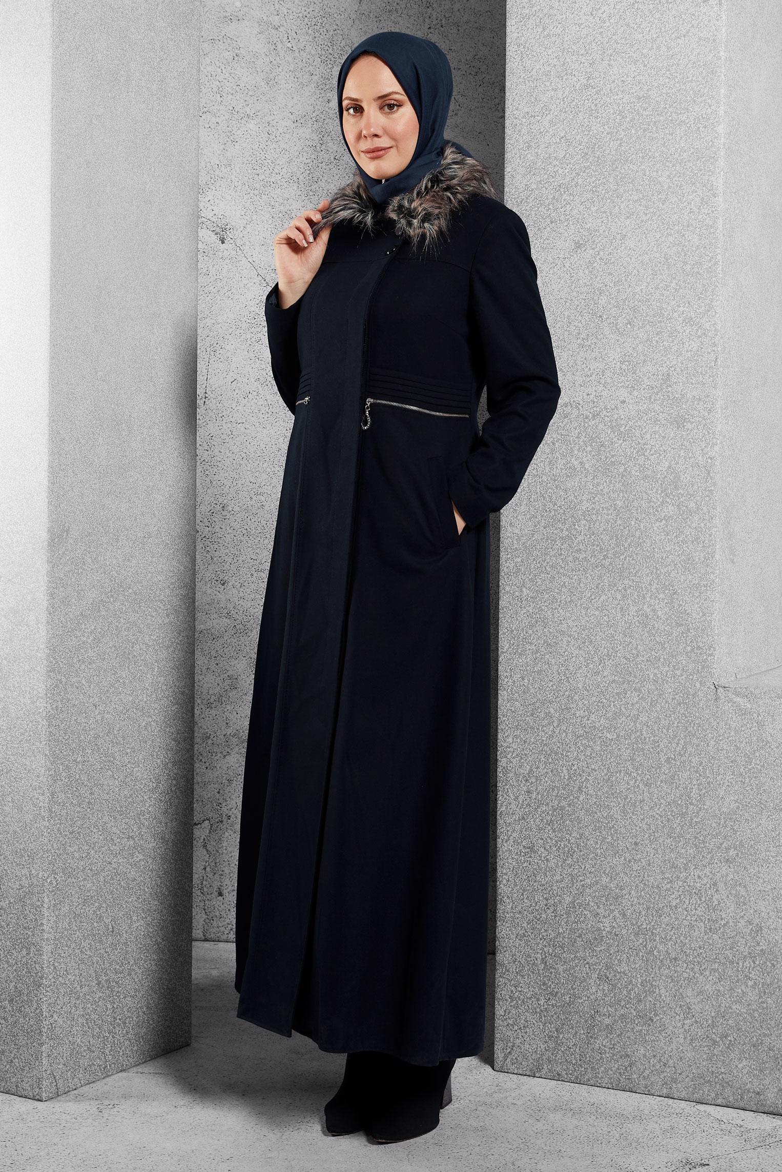 Tesettür giyim LACİVERT SUNİ KÜRK DETAYLI DÜĞMELİ MANTO 9788