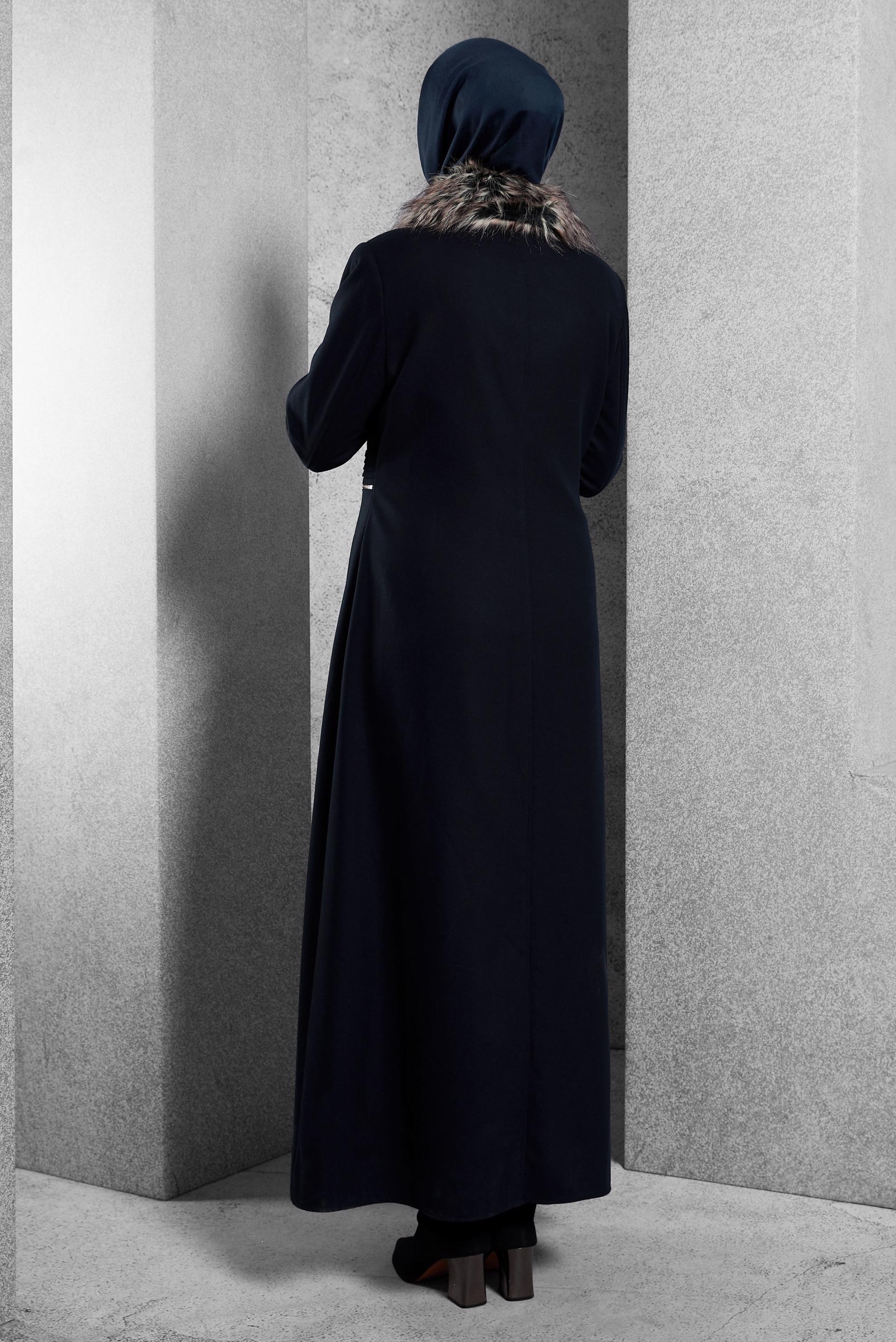 Tesettür giyim LACİVERT SUNİ KÜRK DETAYLI DÜĞMELİ MANTO 9788