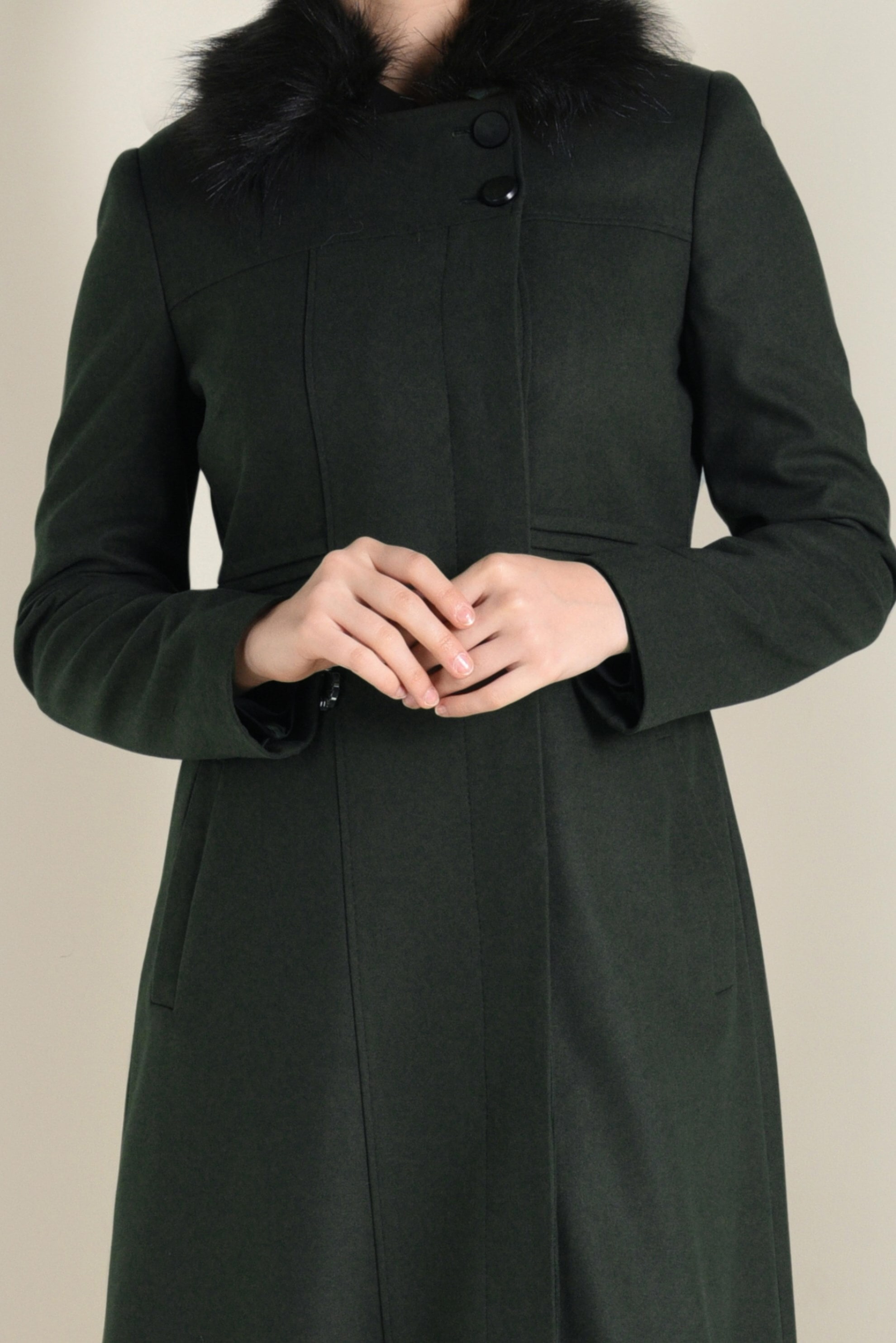 Tesettür giyim HAKİ SUNİ KÜRK DETAYLI DÜĞMELİ MANTO 9788