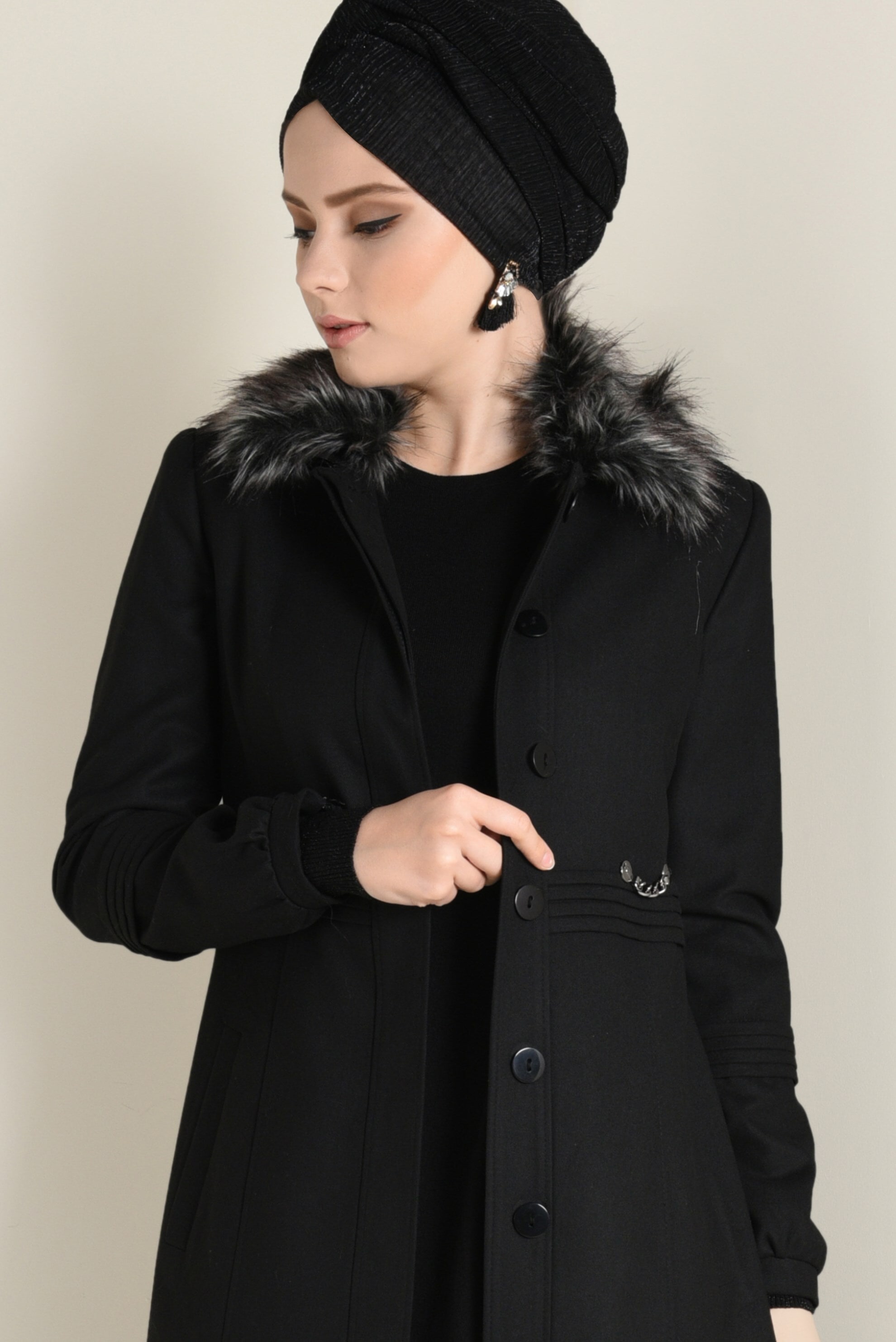 Tesettür giyim SİYAH YAKASI KÜRK DETAYLI KAŞE MANTO 9789 