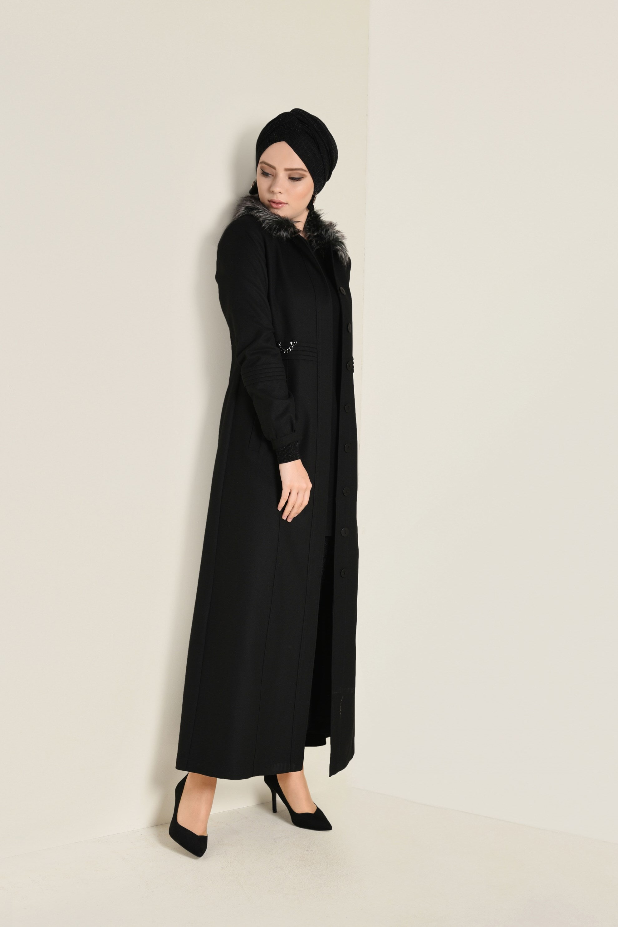 Tesettür giyim SİYAH YAKASI KÜRK DETAYLI KAŞE MANTO 9789 