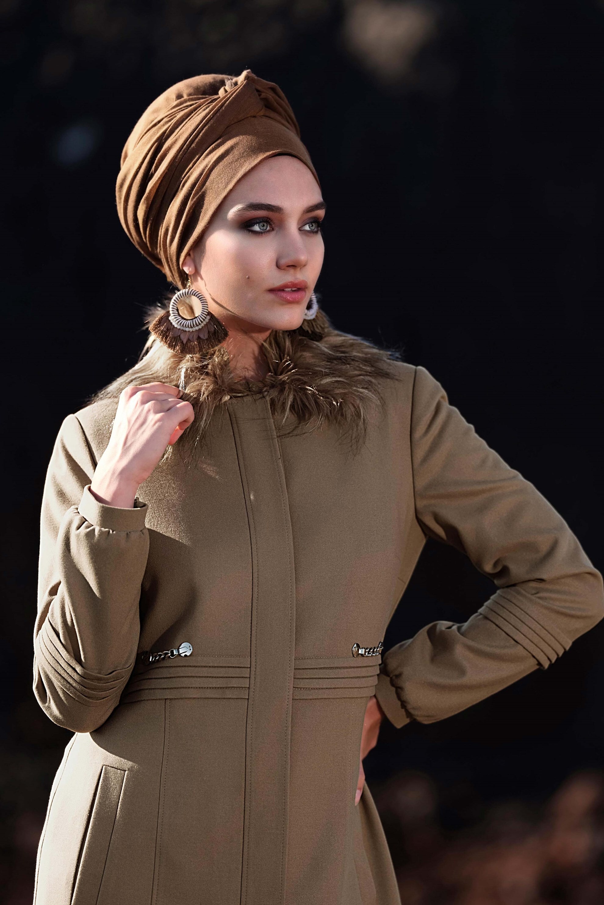 Tesettür giyim BEJ YAKASI KÜRK DETAYLI KAŞE MANTO 9789 