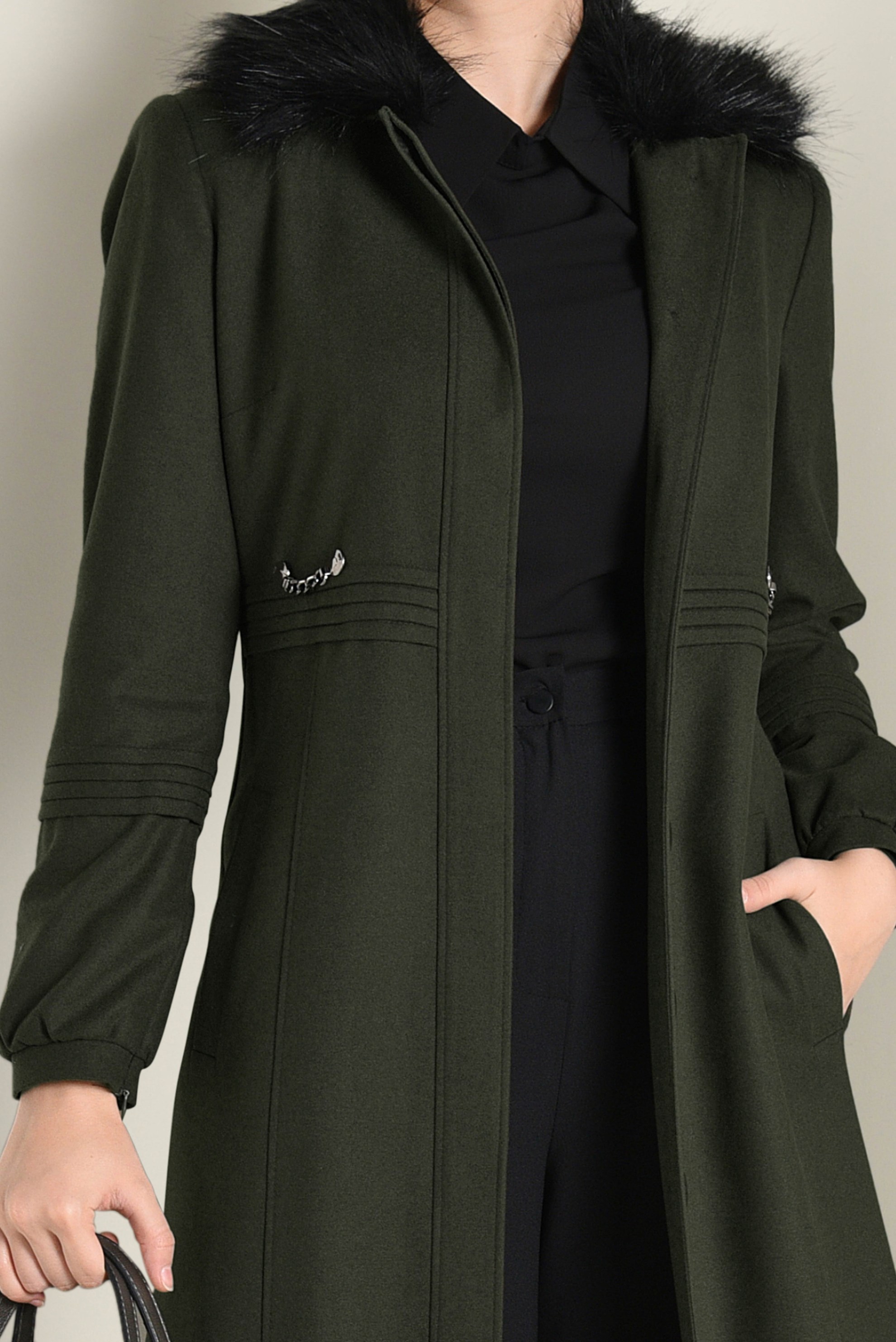 Tesettür giyim HAKİ YAKASI KÜRK DETAYLI KAŞE MANTO 9789 