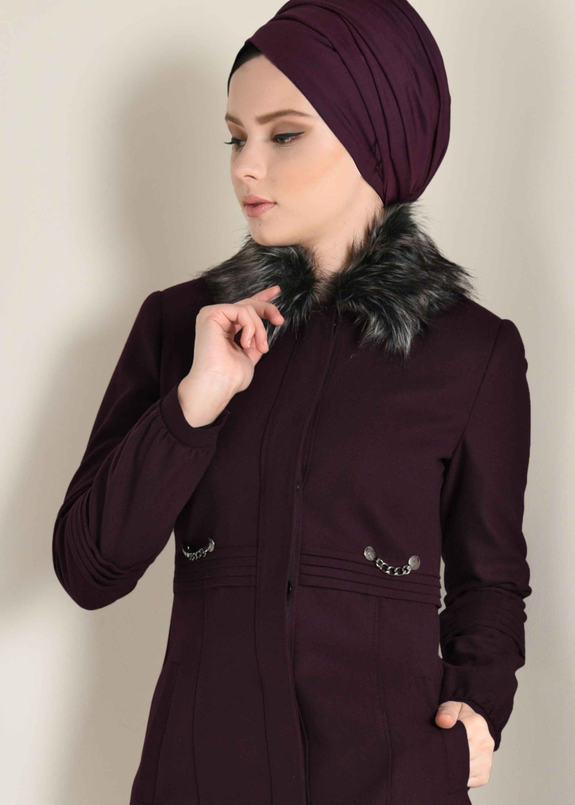 Tesettür giyim BORDO YAKASI KÜRK DETAYLI KAŞE MANTO 9789 