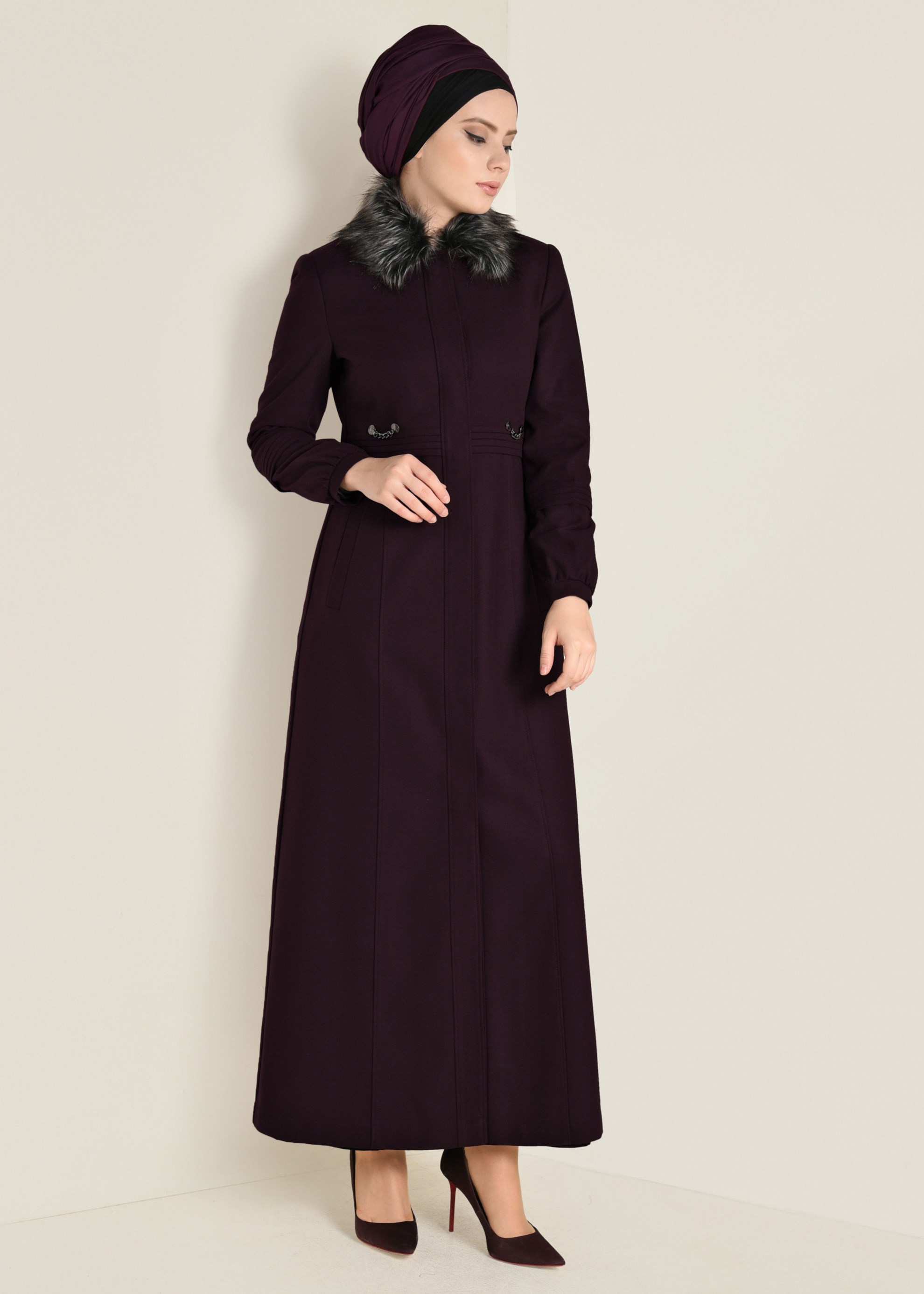 Tesettür giyim BORDO YAKASI KÜRK DETAYLI KAŞE MANTO 9789 