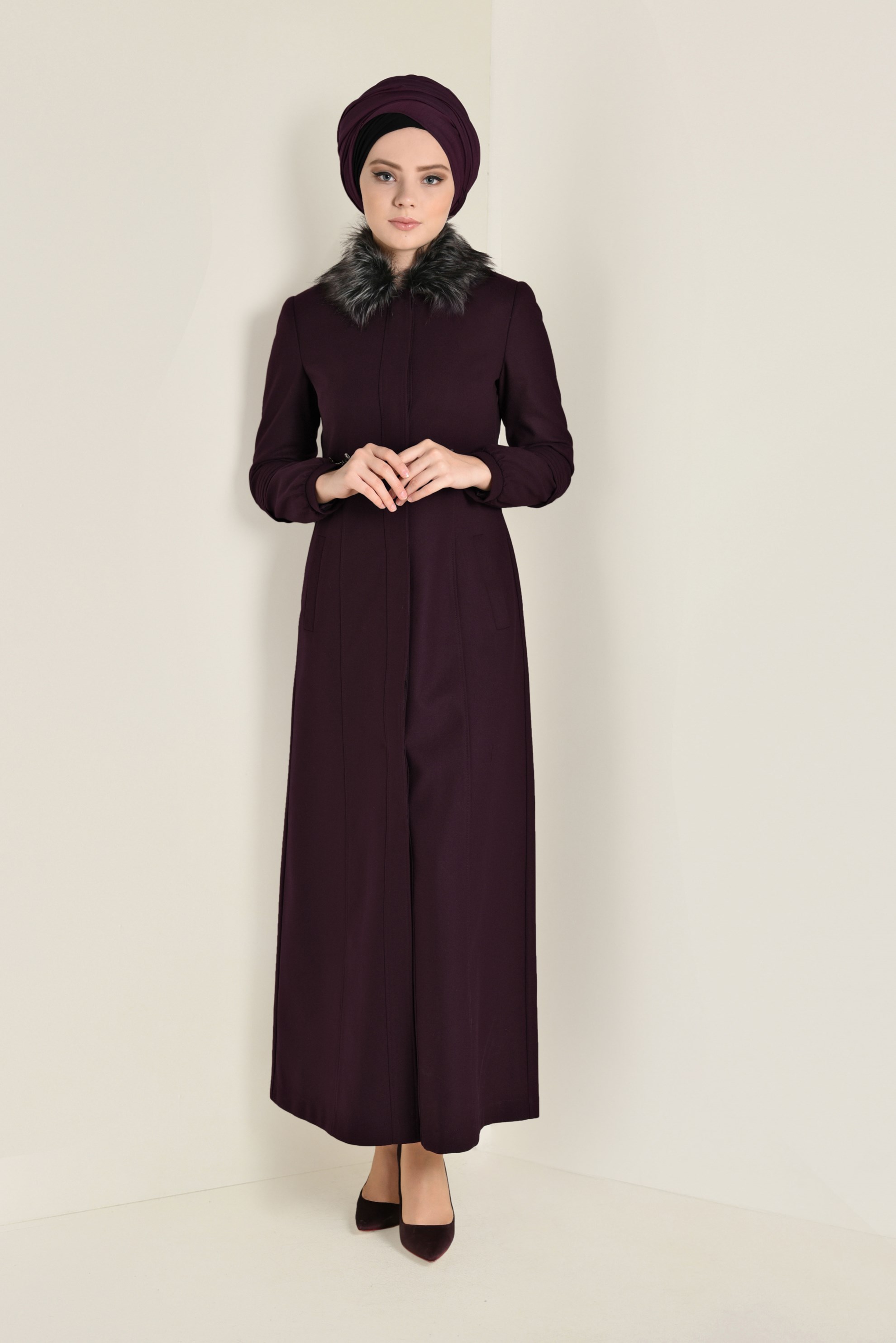 Tesettür giyim BORDO YAKASI KÜRK DETAYLI KAŞE MANTO 9789 