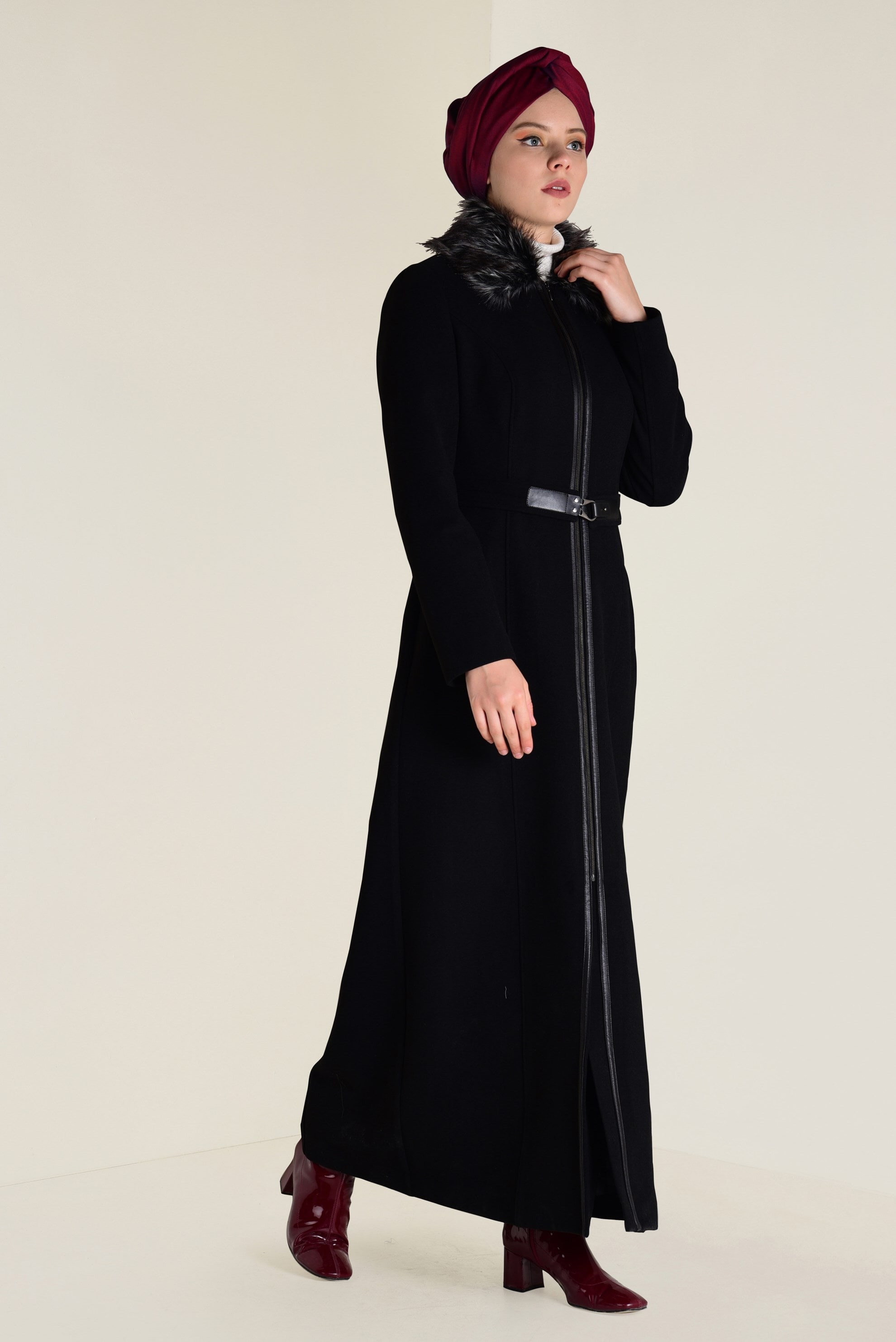 Tesettür giyim SİYAH YAKASI KÜRKLÜ FERMUARLI KAŞE MANTO 9803 