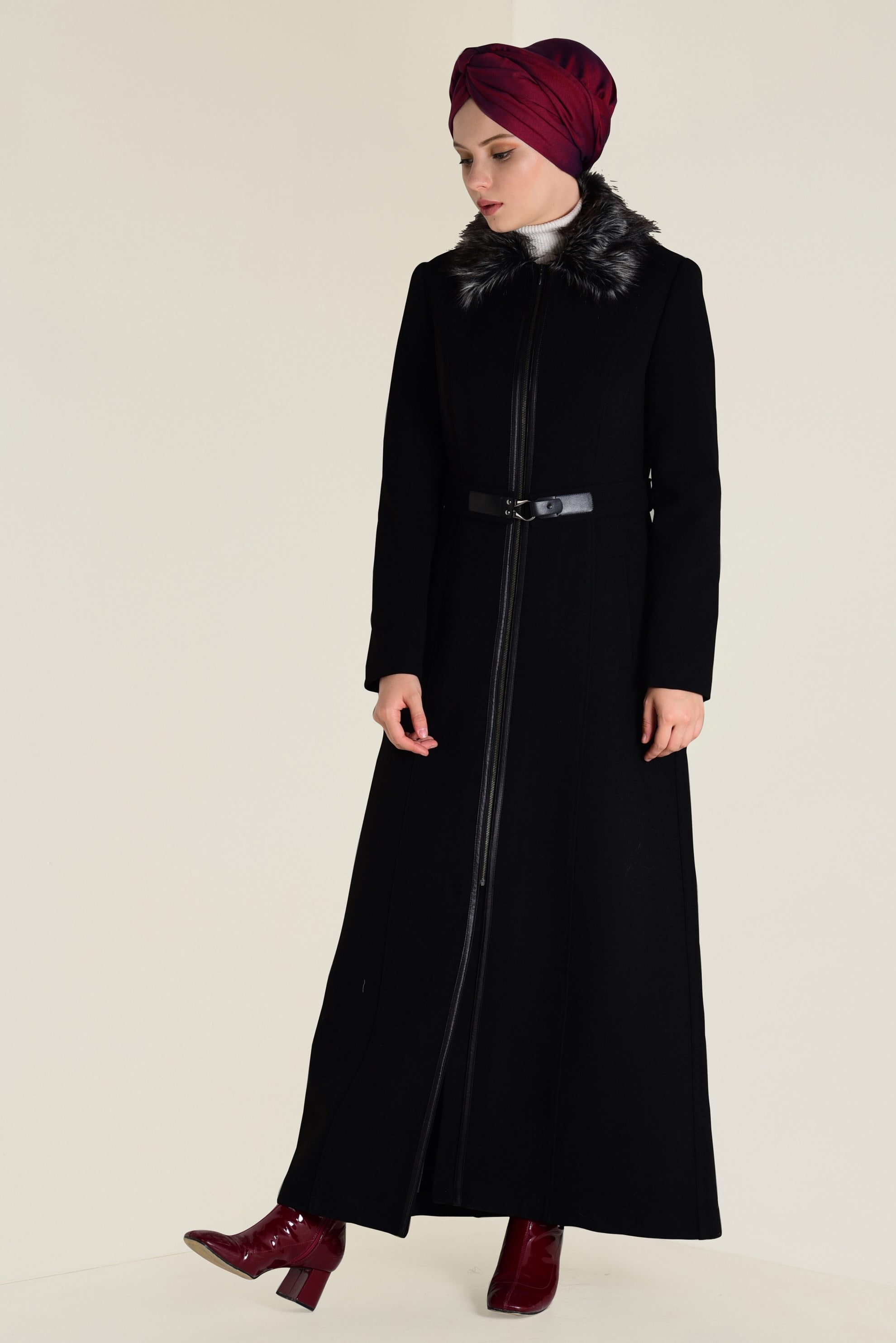 Tesettür giyim SİYAH YAKASI KÜRKLÜ FERMUARLI KAŞE MANTO 9803 