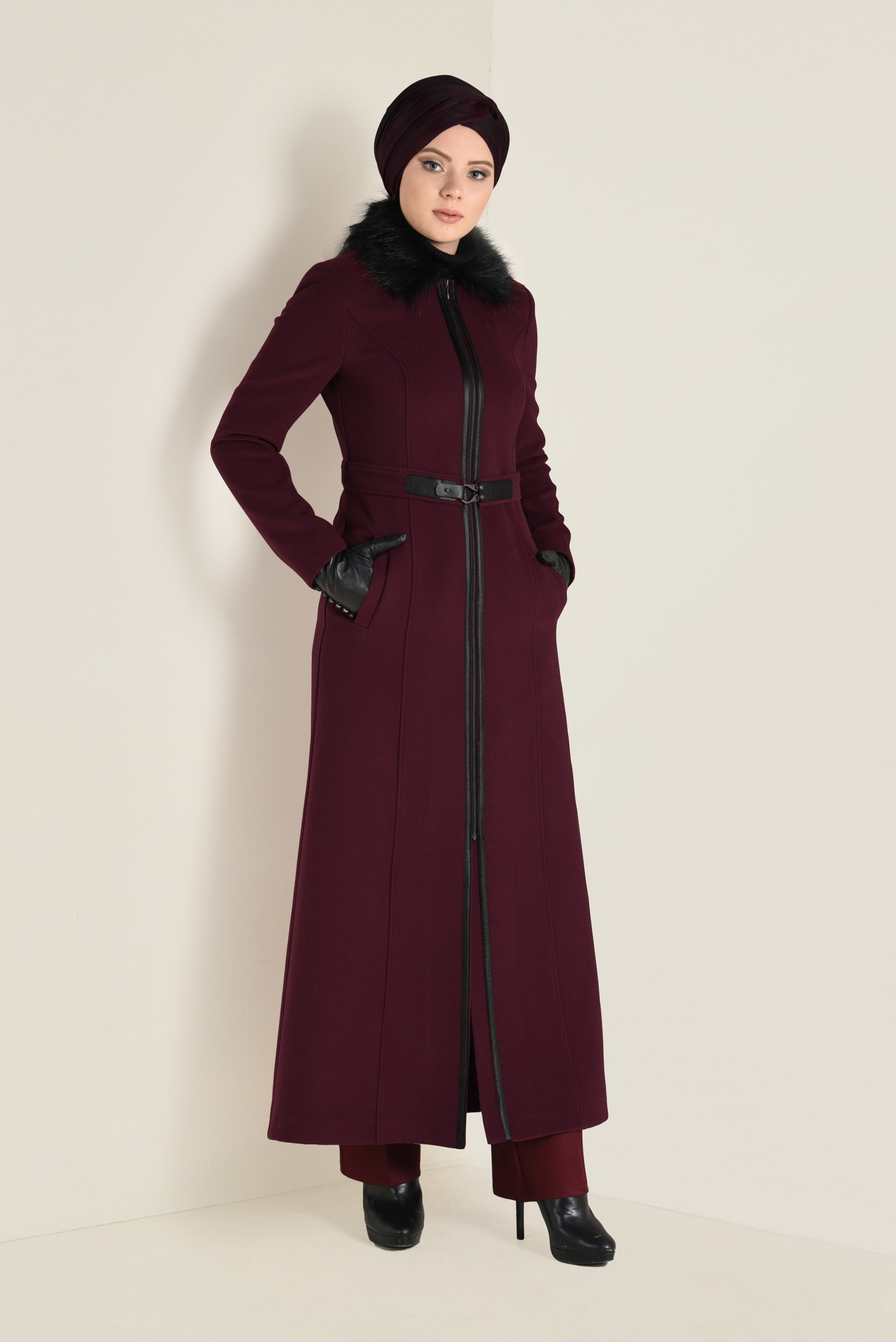 Tesettür giyim BORDO YAKASI KÜRKLÜ FERMUARLI KAŞE MANTO 9803 