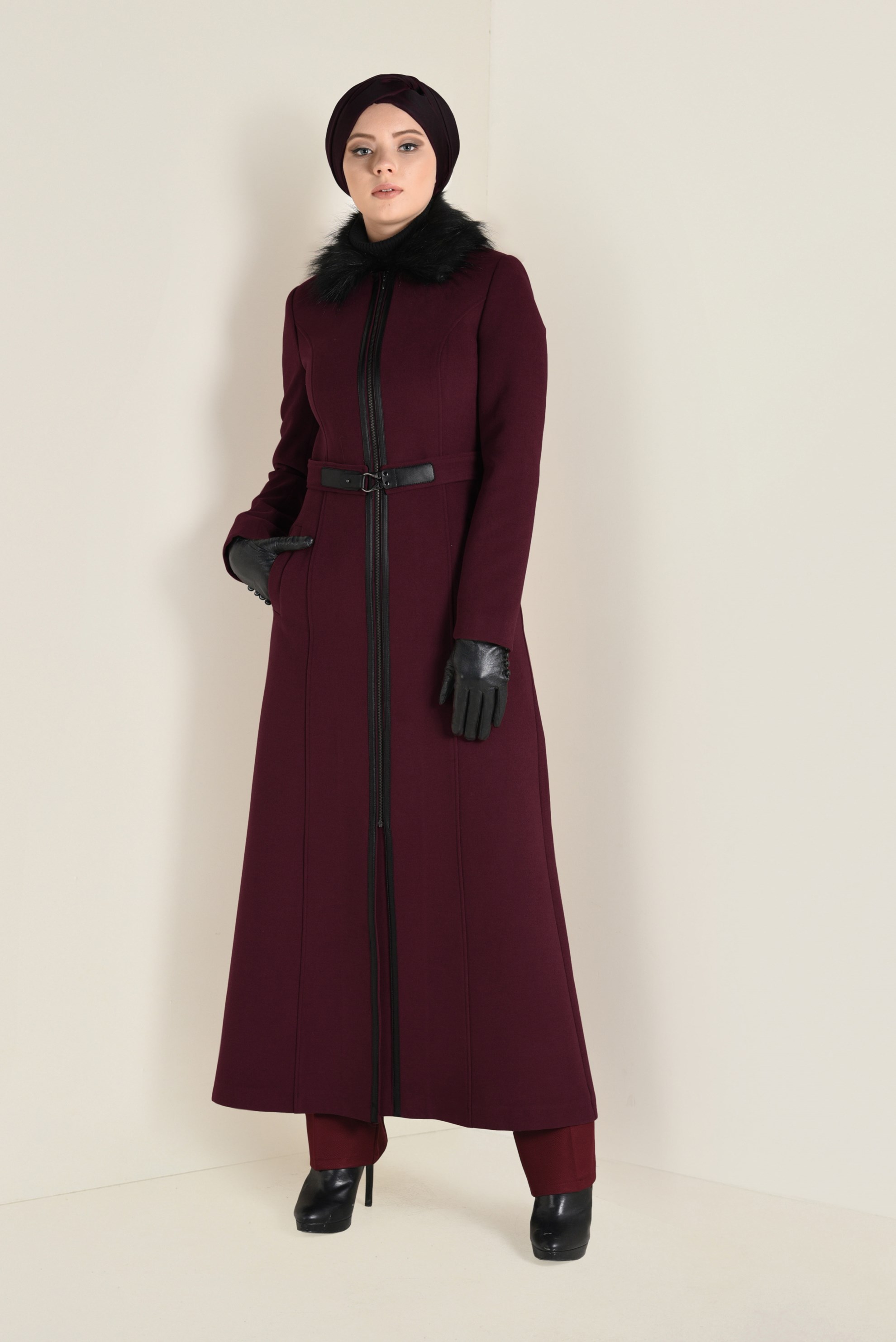 Tesettür giyim BORDO YAKASI KÜRKLÜ FERMUARLI KAŞE MANTO 9803 