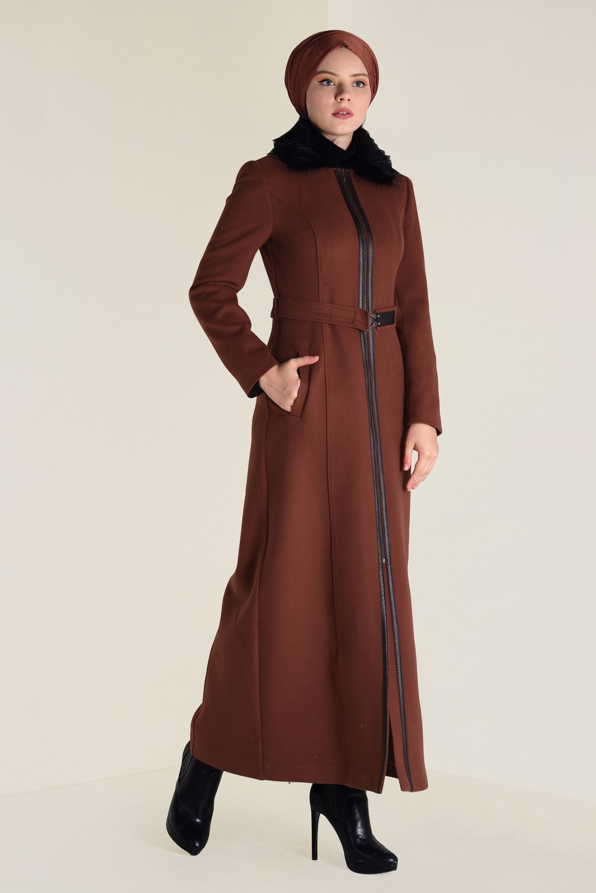 Tesettür giyim TURUNCU YAKASI KÜRKLÜ FERMUARLI KAŞE MANTO 9803 