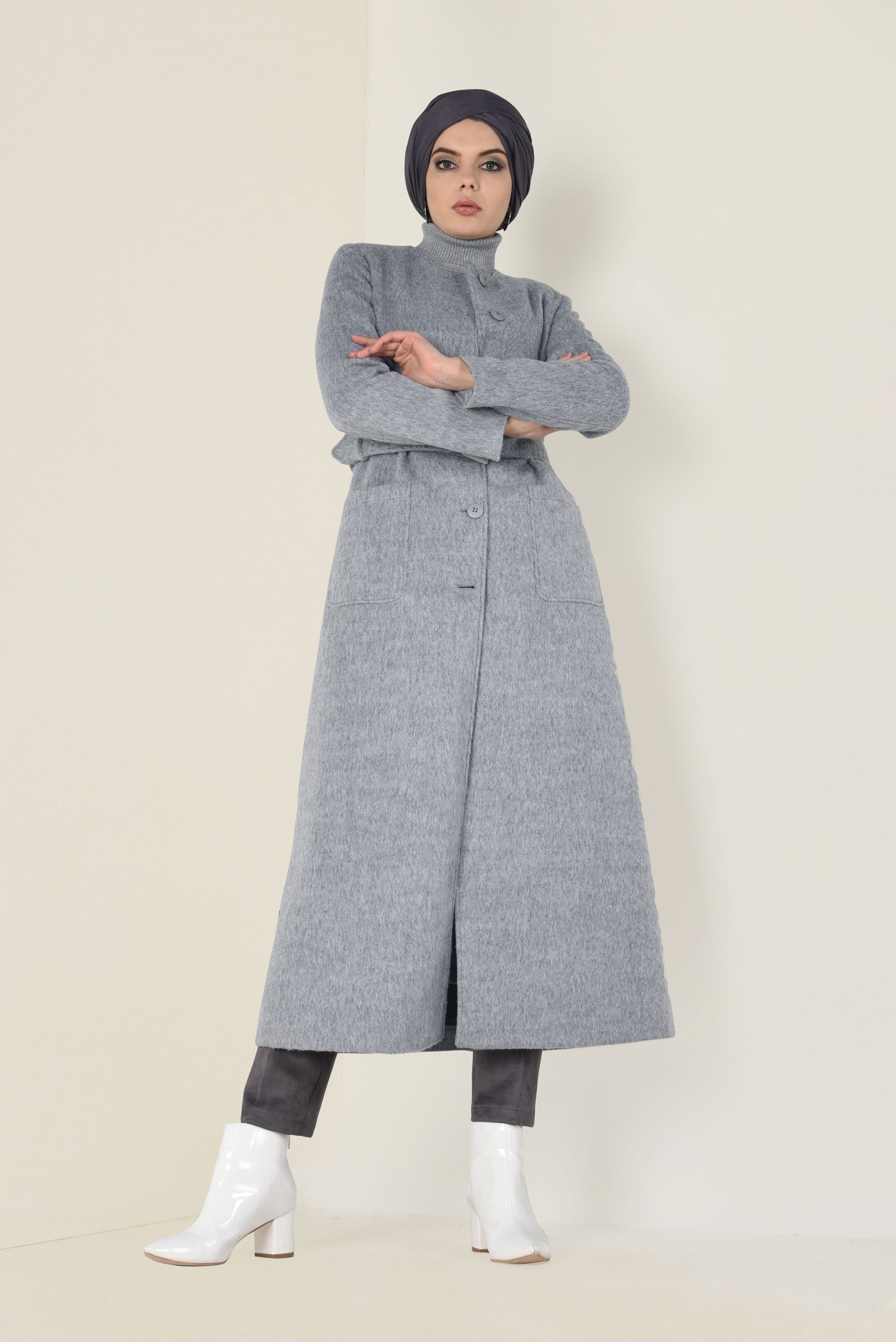 Tesettür giyim GRİ DÜĞMELİ KEÇE MANTO 9817 